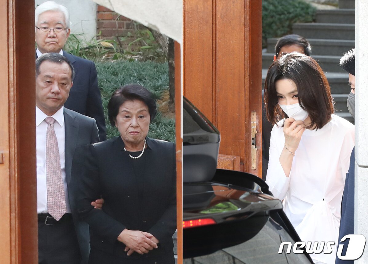본문 이미지 - 故전두환 전 대통령 부인 이순자 여사가 16일 서울 서대문구 연희동 자택에서 김건희 여사를 배웅하고 있다. 오른쪽 사진은 예방을 마치고 대문을 나서는 김건희 여사. (공동취재) 2022.6.16/뉴스1 ⓒ News1 장수영 기자