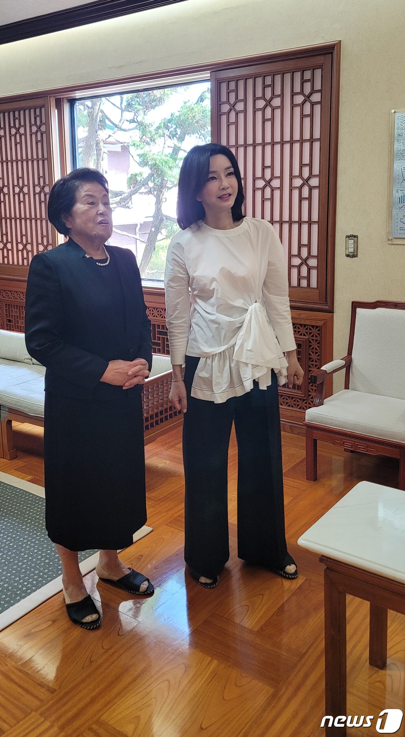 본문 이미지 - 윤석열 대통령 부인 김건희 여사가 16일 서울 서대문구 연희동 고 전두환 전 대통령 자택을 찾아 부인 이순자 씨를 예방하며 대화를 나누고 있다. (대통령실 제공) 2022.6.16/뉴스1 ⓒ News1 오대일 기자