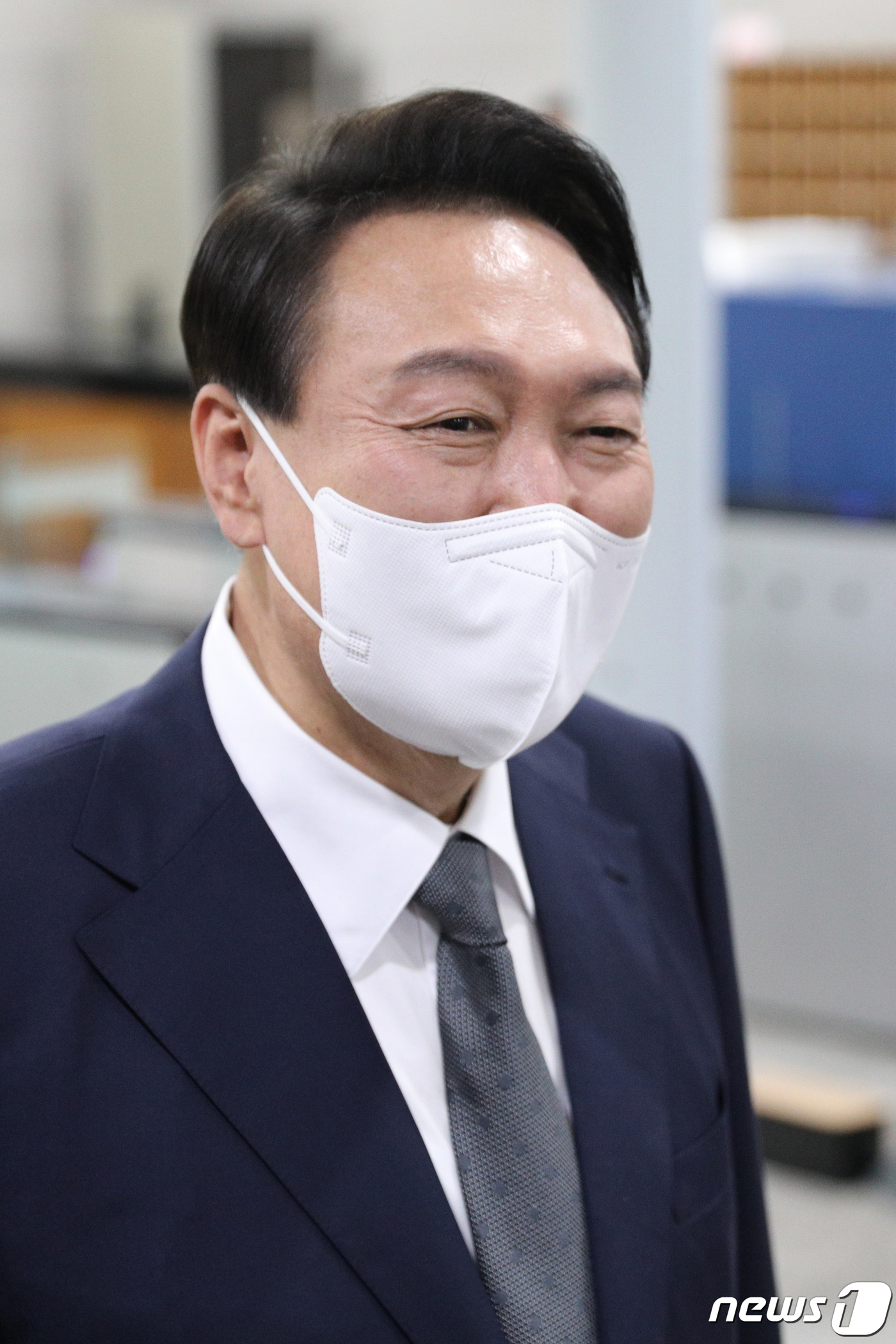 (서울=뉴스1) 안은나 기자 = 윤석열 대통령이 17일 오전 용산 대통령실에서 출근길 도어스테핑 도중 취재진의 부자감세 관련 질문에 "그럼 하지말까?"라고 웃으며 답하고 있다. 대 …