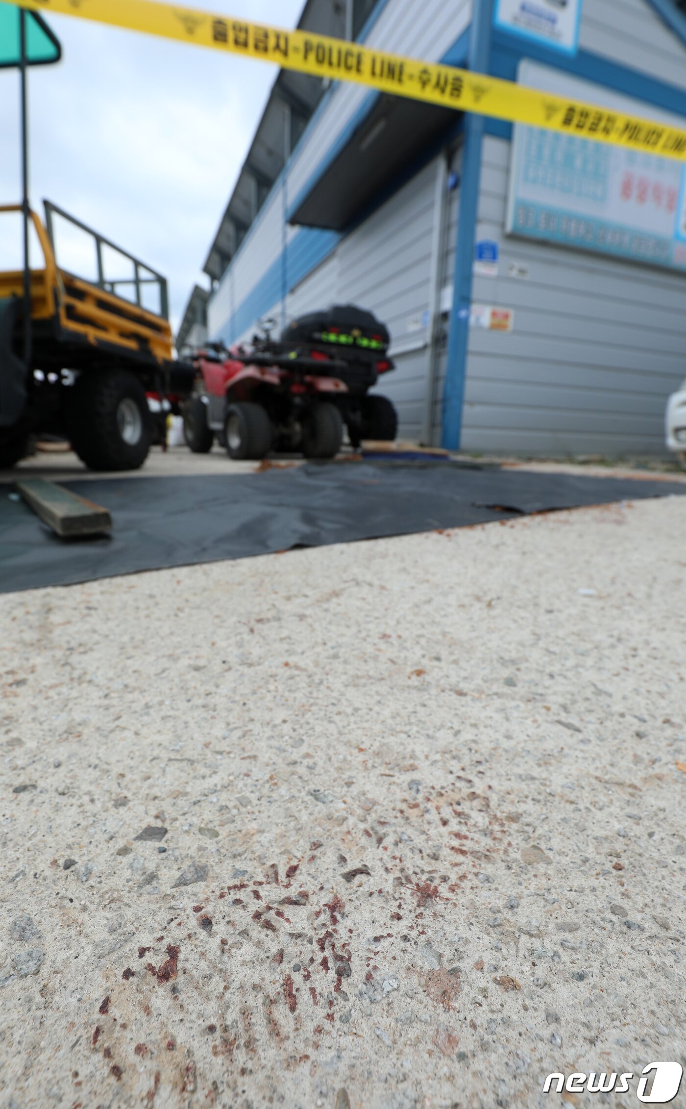 본문 이미지 - 17일 전북 정읍시 북면의 흉기난동 살인사건 현장에 피 묻은 발자국이 남아 있다. 2022.6.17/뉴스1 ⓒ News1 유경석 기자