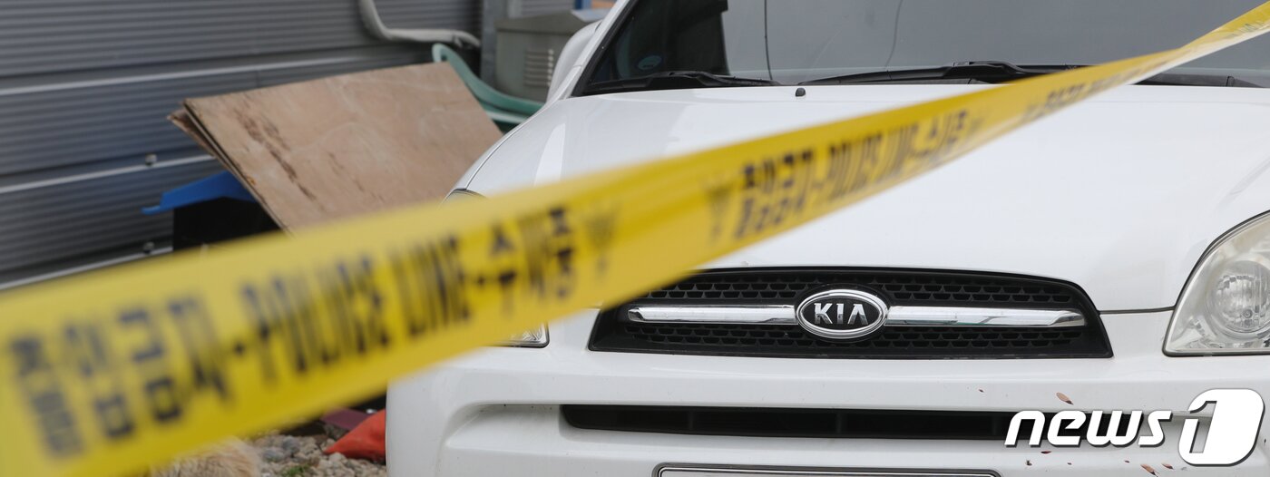 본문 이미지 - 17일 전북 정읍시 북면의 흉기난동 살인사건 현장에 정차된 차량에 핏자국이 남아 있다. 2022.6.17/뉴스1 ⓒ News1 유경석 기자