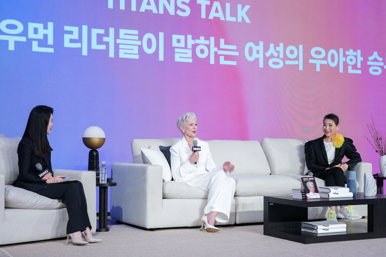 본문 이미지 - 신세계까사의 대표 브랜드 까사미아 베스트셀러 캄포 소파에 메이 머스크가 앉아 발언하고 있다.(신세계까사 제공)ⓒ 뉴스1