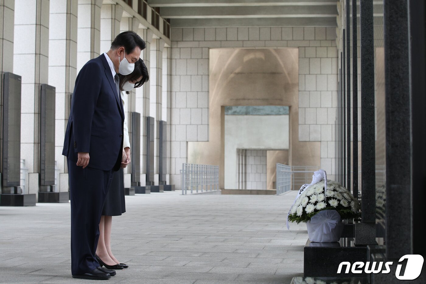 본문 이미지 - 윤석열 대통령과 부인 김건희 여사가 17일 서울 용산구 전쟁기념관 국군 전사자 명비를 찾아 지난해 10월 백마고지에서 유해로 발굴된 고 조응성 하사의 명비 앞에 묵념을 하고 있다. 대통령실사진기자단 2022.6.17/뉴스1 ⓒ News1 안은나 기자