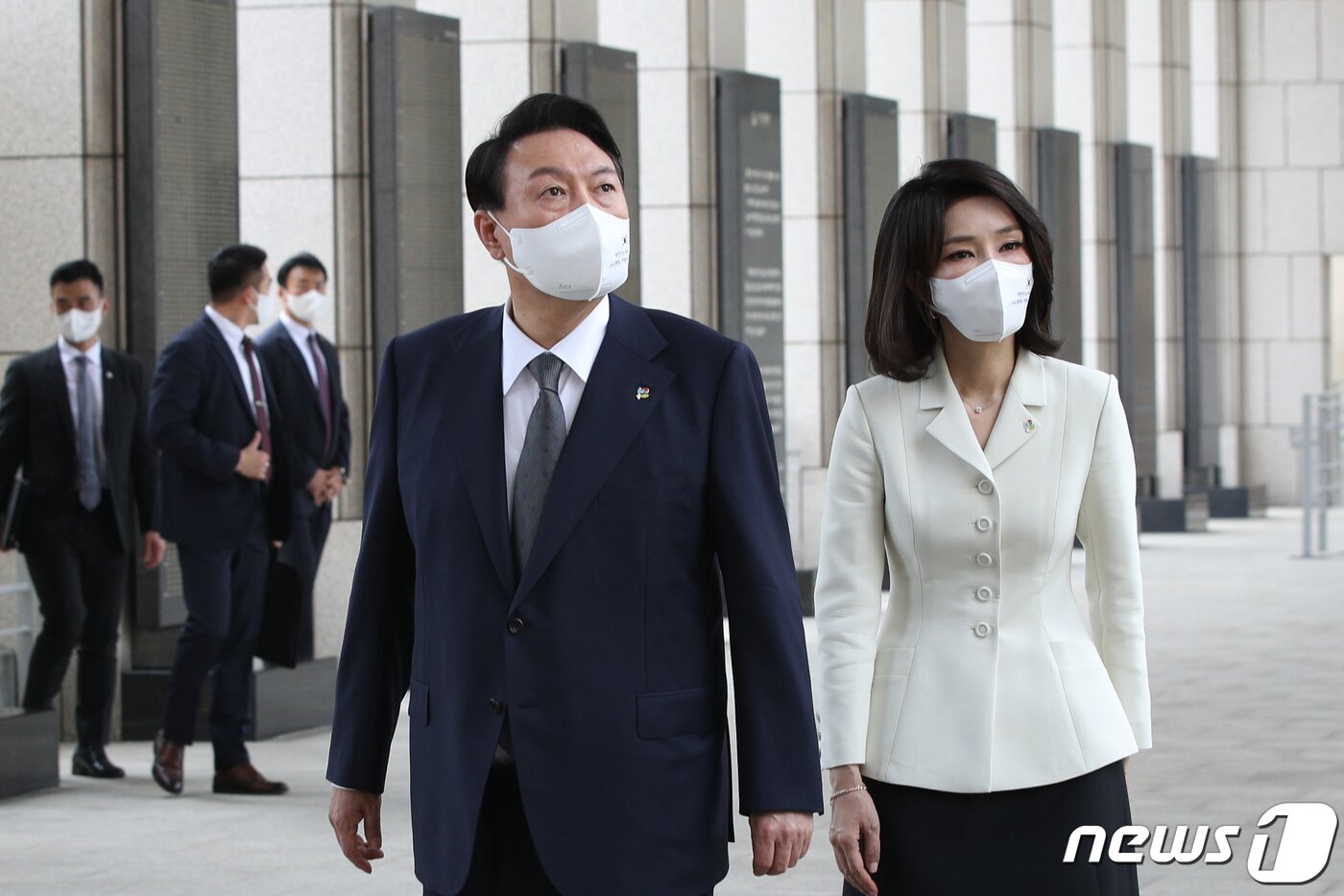 본문 이미지 - 윤석열 대통령과 부인 김건희 여사가 17일 서울 용산구 전쟁기념관에서 지난해 10월 백마고지에서 유해로 발굴된 고 조응성 하사의 명비에서 묵념을 마친 후 국가유공자 및 보훈 가족 초청 오찬장으로 향하고 있다. 대통령실사진기자단 2022.6.17/뉴스1 ⓒ News1 안은나 기자