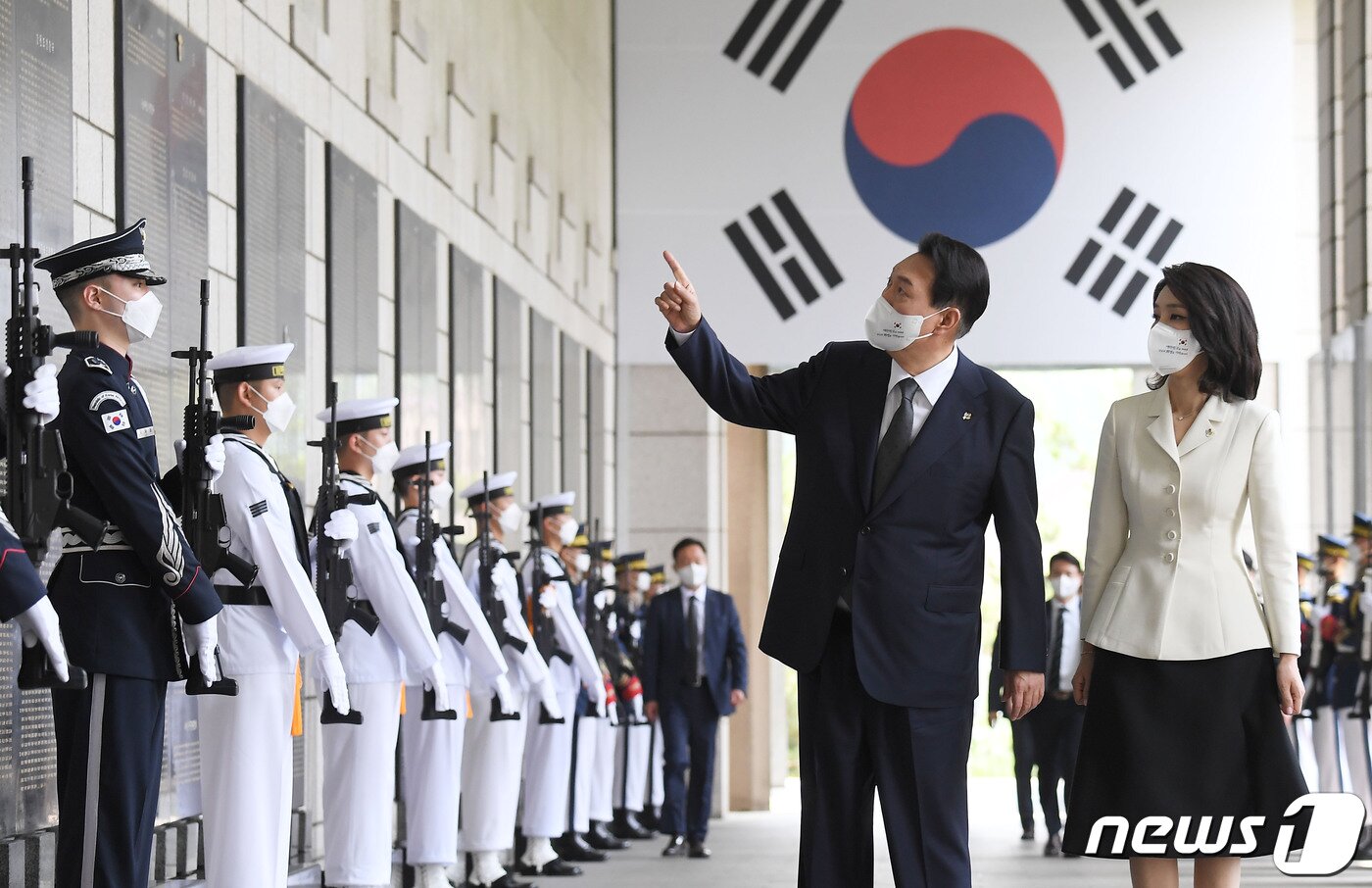 본문 이미지 - 윤석열 대통령과 부인 김건희 여사가 17일 서울 용산구 전쟁기념관에서 '국가유공자 및 보훈 가족 초청 오찬' 참석에 앞서 전사자 명비를 보고 있다. (대통령실사진기자단) 2022.6.17/뉴스1 ⓒ News1 안은나 기자