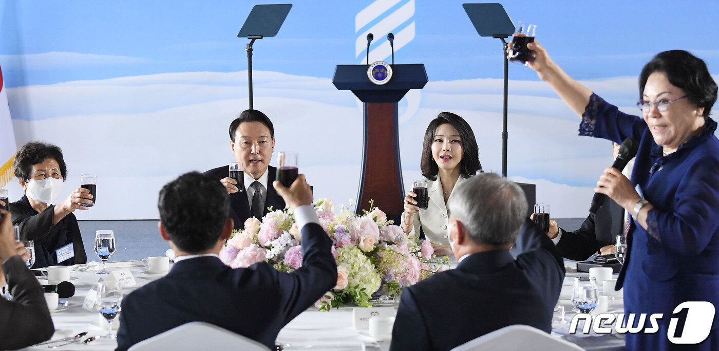 본문 이미지 - 윤석열 대통령과 김건희 여사가 17일 서울 용산구 전쟁기념관에서 열린 국가유공자 및 보훈가족 초청 오찬에서 강길자 대하민국 전몰군경미망인회 회장의 건배 제의에 잔을 들고 있다. (대통령실사진기자단) 2022.6.17/뉴스1 ⓒ News1 안은나 기자
