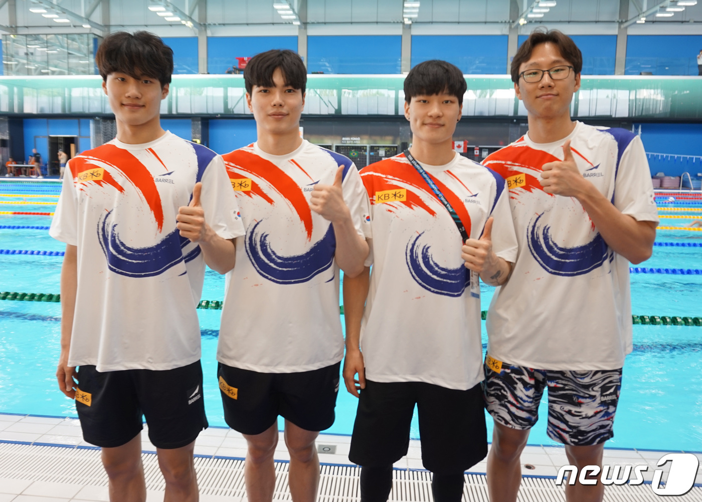 (서울=뉴스1) = 16일(현지시간) 2022 국제수영연맹(FINA) 세계선수권대회가 열리는 헝가리 부다페스트에서 남자 계영 400m에 나서는 황선우(좌측부터)과 김지훈, 이유연, …