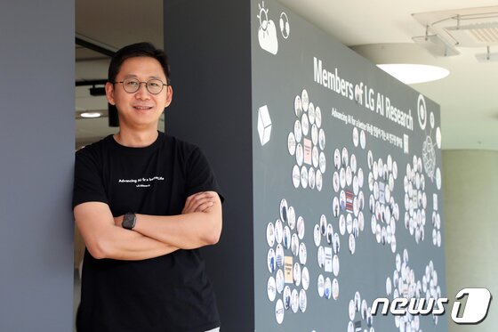 본문 이미지 - 배경훈 LG AI연구원장이 16일 오후 서울 강서구 LG사이언스파크에서 뉴스1과 인터뷰 전 포즈를 취하고 있다. ⓒ 뉴스1 황기선 기자