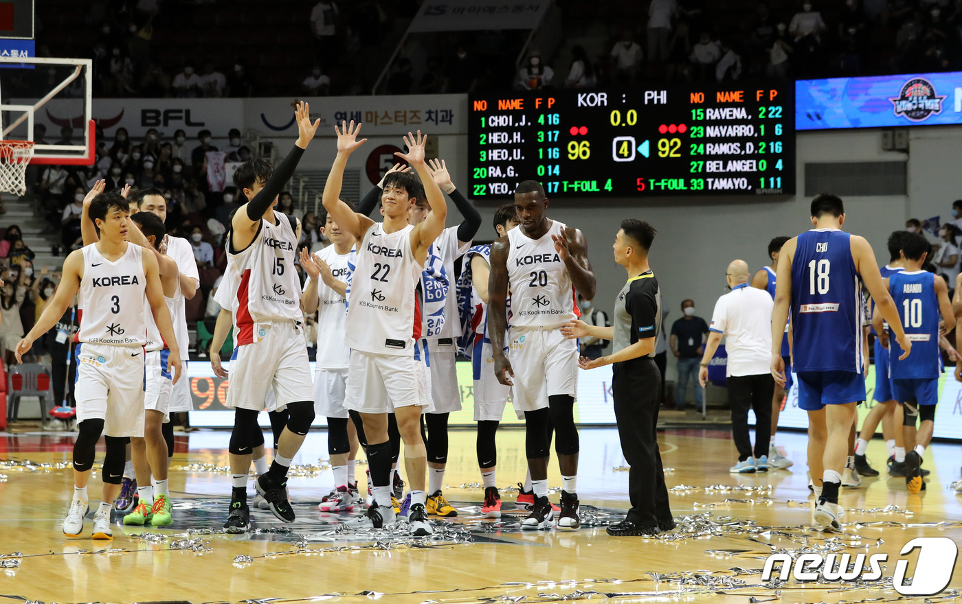 (안양=뉴스1) 구윤성 기자 = 17일 오후 경기 안양 실내체육관에서 열린 'KB국민은행 초청 2022 남자농구 국가대표 평가전' 필리핀과의 경기에서 필리핀에 96대 92 승리를 …