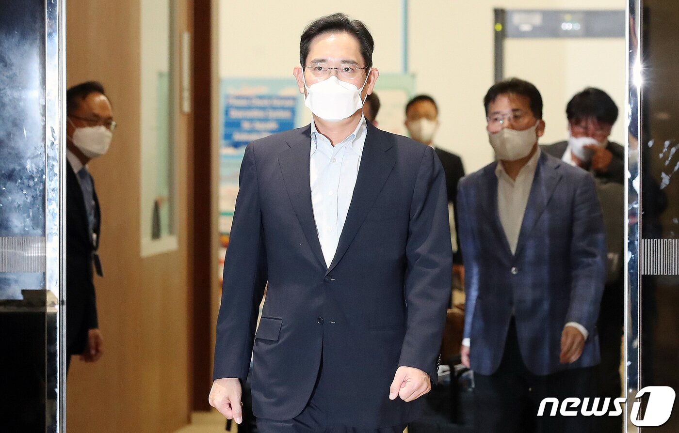 본문 이미지 - 이재용 삼성전자 부회장이 18일 서울김포비즈니스항공센터(SGBAC)을 통해 유럽 출장을 마치고 귀국하고 있다. 2022.6.18/뉴스1 ⓒ News1 임세영 기자