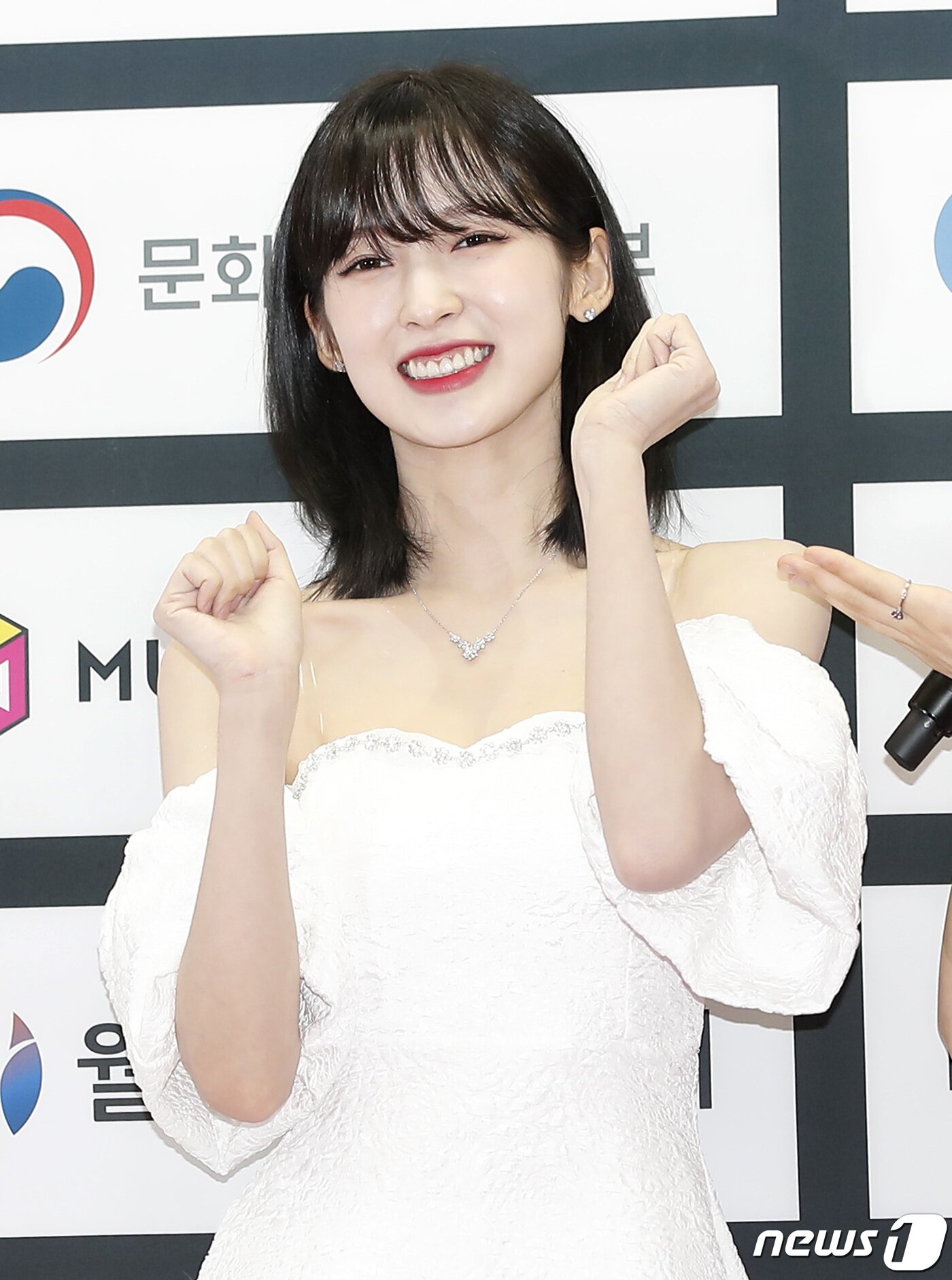 본문 이미지 - 그룹 오마이걸 아린이 18일 서울 송파구 종합운동장 주경기장에서 열린 '제28회 드림콘서트' 레드카펫 행사에서 포즈를 취하고 있다.. 2022.6.18/뉴스1 ⓒ News1 권현진 기자