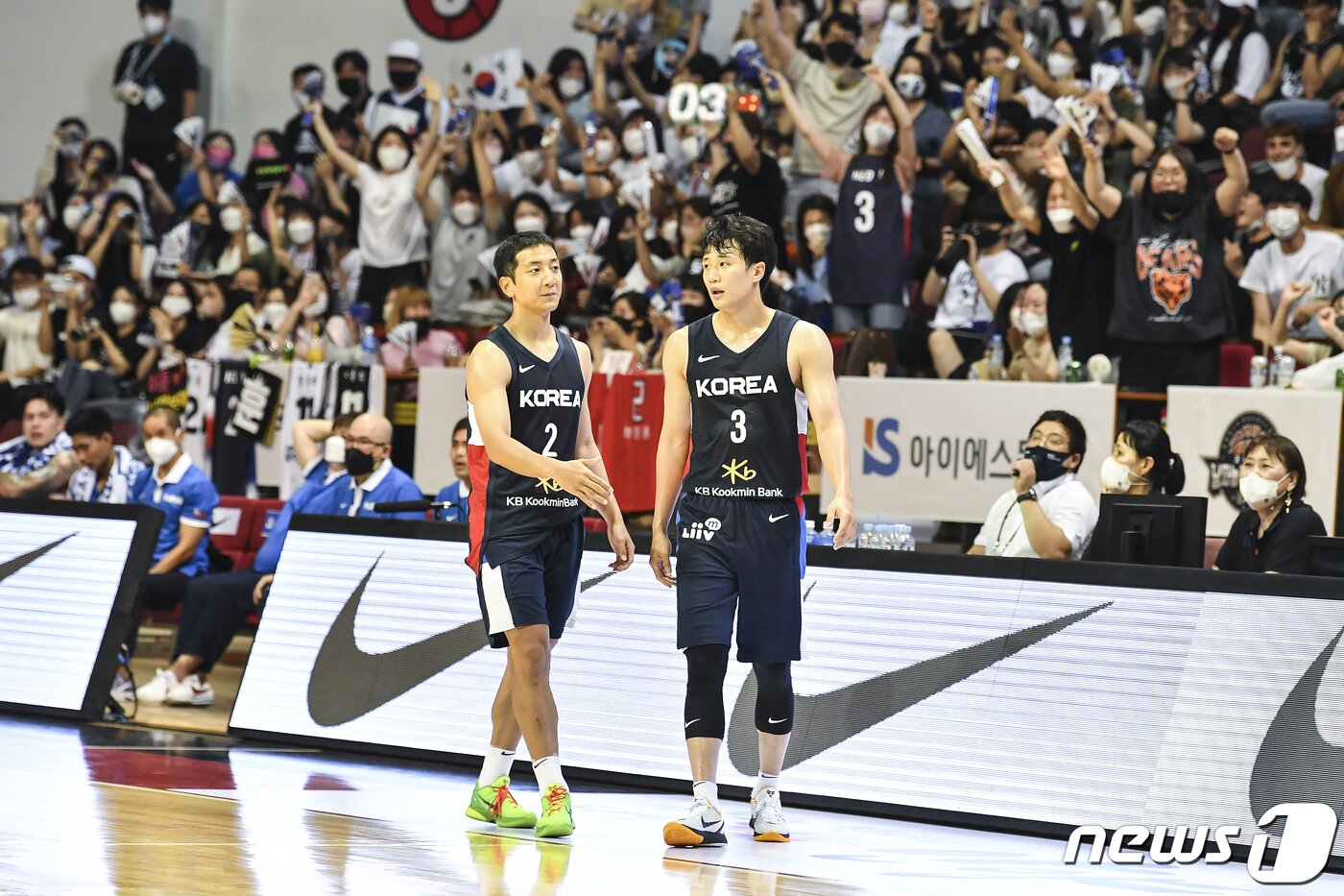 본문 이미지 - 대한민국 남자농구 대표팀 허웅과 허훈이 18일 오후 경기 안양 실내체육관에서 열린 'KB국민은행 초청 2022 남자농구 국가대표 평가전' 필리핀과의 2차전에서 대화를 나누고 있다. (대한민국농구협회 제공) 2022.6.18/뉴스1