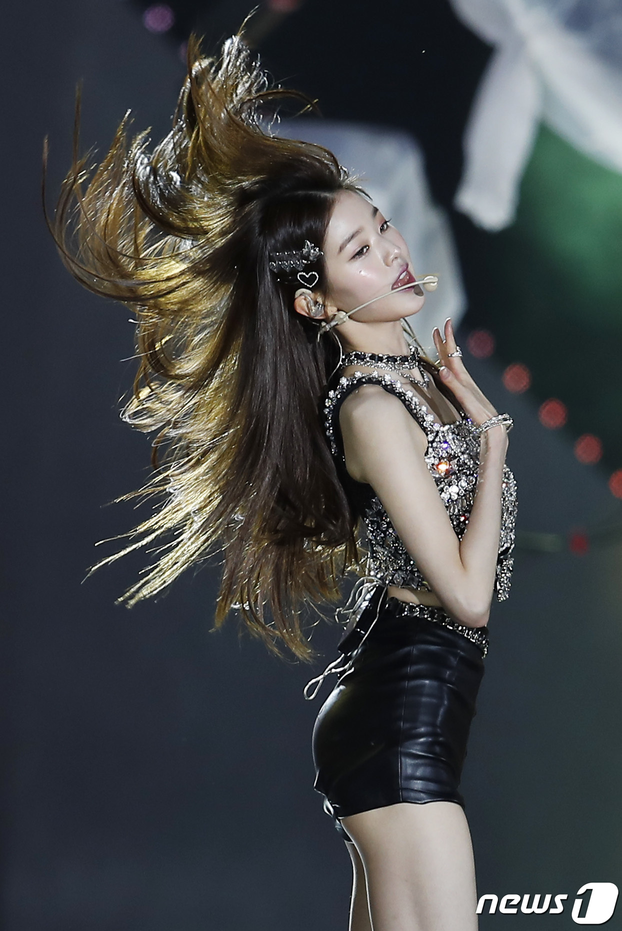 (서울=뉴스1) 권현진 기자 = 아이브 장원영이 18일 서울 송파구 종합운동장 주경기장에서 열린 '제28회 드림콘서트'에서 화려한 공연을 선보이고 있다. 2022.6.18/뉴스1