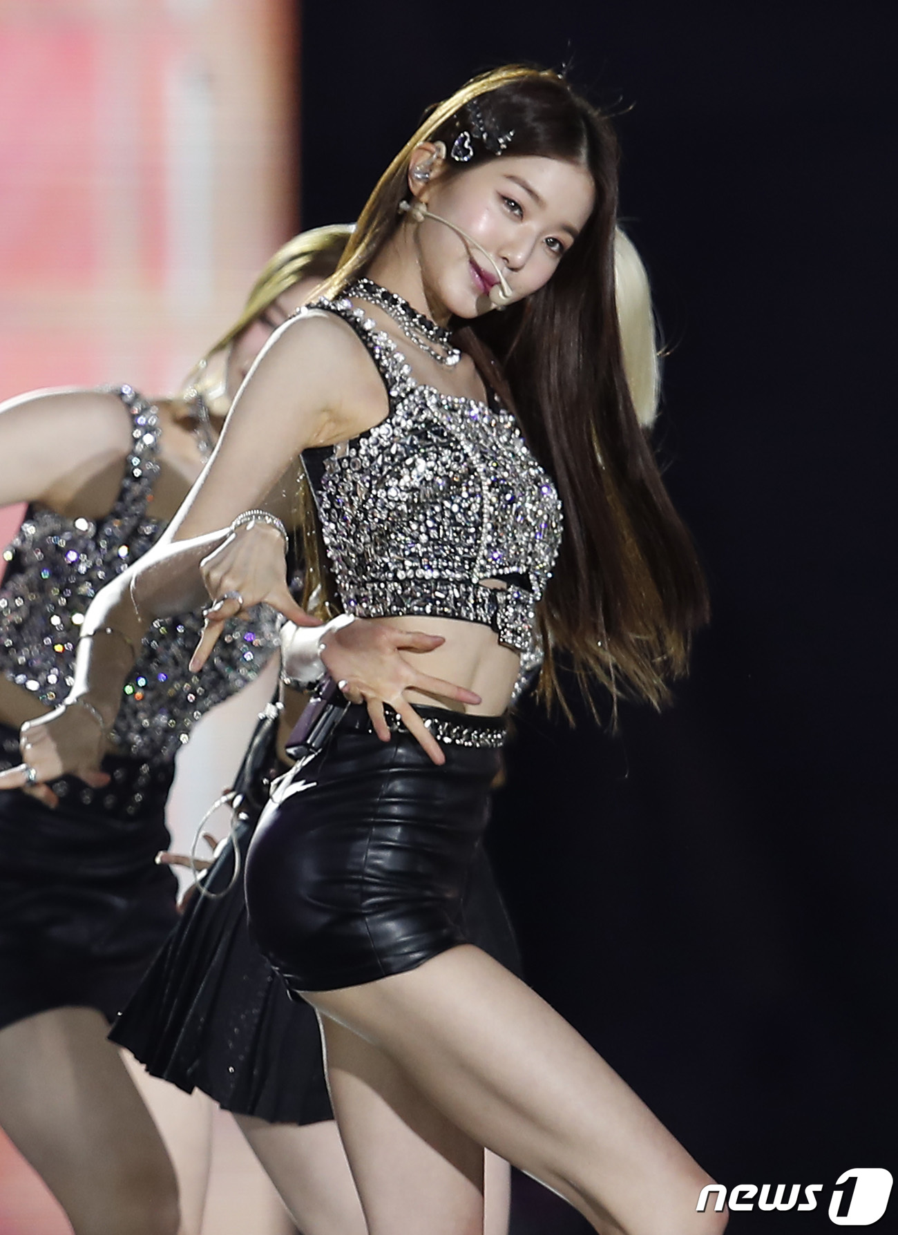 (서울=뉴스1) 권현진 기자 = 그룹 아이브 장원영이 18일 서울 송파구 종합운동장 주경기장에서 열린 '제28회 드림콘서트'에서 화려한 공연을 선보이고 있다. 2022.6.18/뉴 …