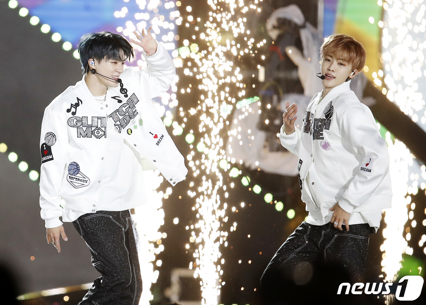 (서울=뉴스1) 권현진 기자 = NCT 드림 제노, 재민(오른쪽)이 18일 서울 송파구 종합운동장 주경기장에서 열린 '제28회 드림콘서트'에서 화려한 공연을 선보이고 있다. 202 …