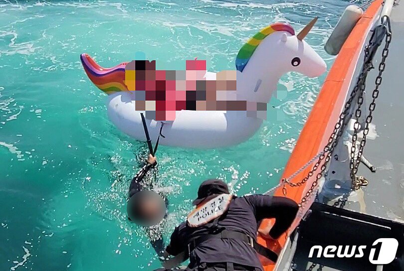 본문 이미지 - 18일 오후 제주시 판포포구에서 약 1㎞ 떨어진 해상에서 유니콘 모양의 고무튜브를 탄 채 표류하던 50대 남성 A씨가 해경에 구조되고 있다.(제주해양경찰서 제공)ⓒ 뉴스1