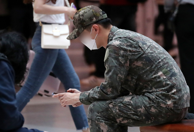 '빚투'로 월급 날린 장병 수두룩…국방장관 '내무반 개미 군기반장' 파견하나