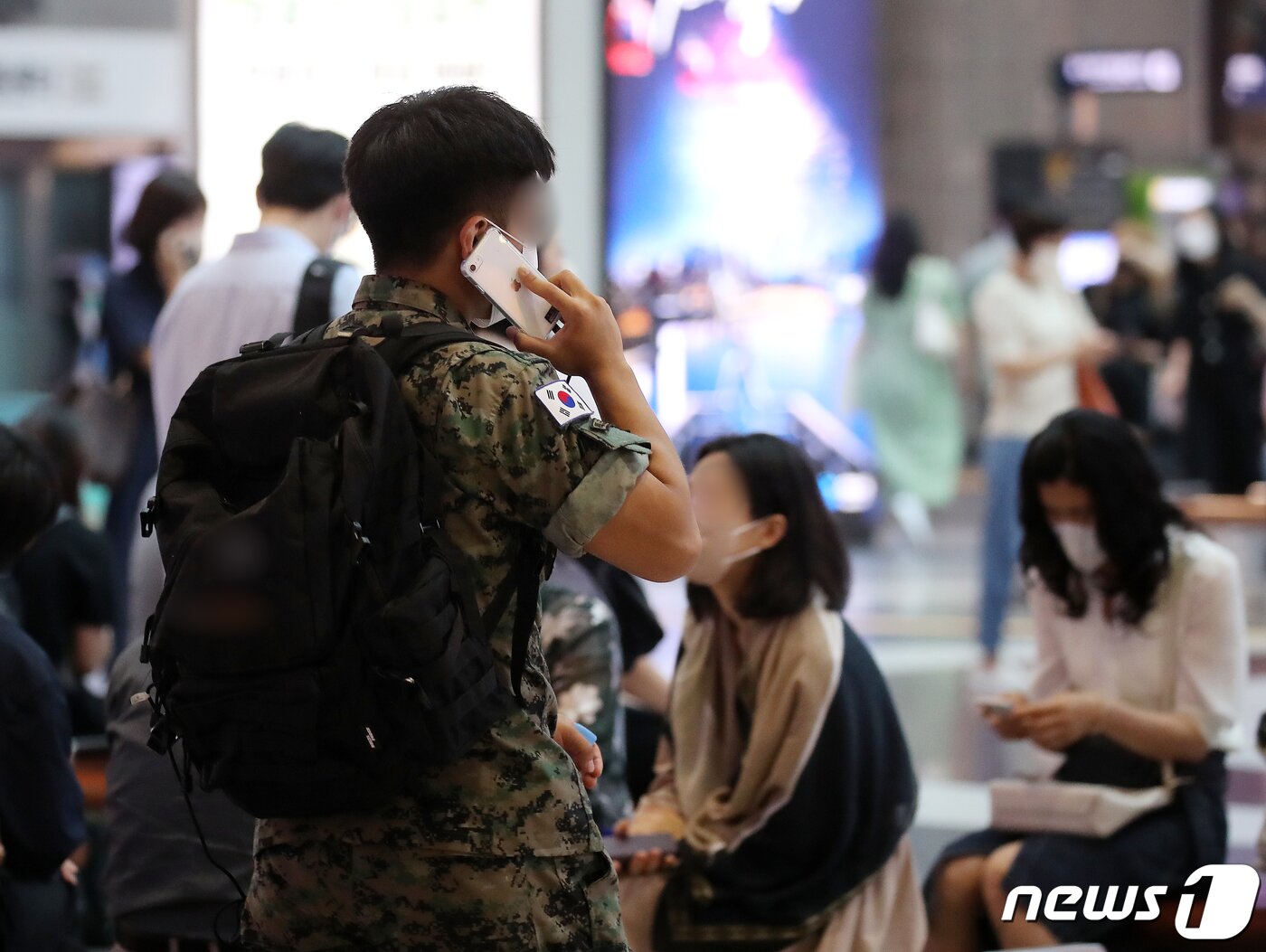 본문 이미지 - 휴대전화를 사용 중인 군 장병. 2022.6.19/뉴스1 ⓒ News1 김진환 기자