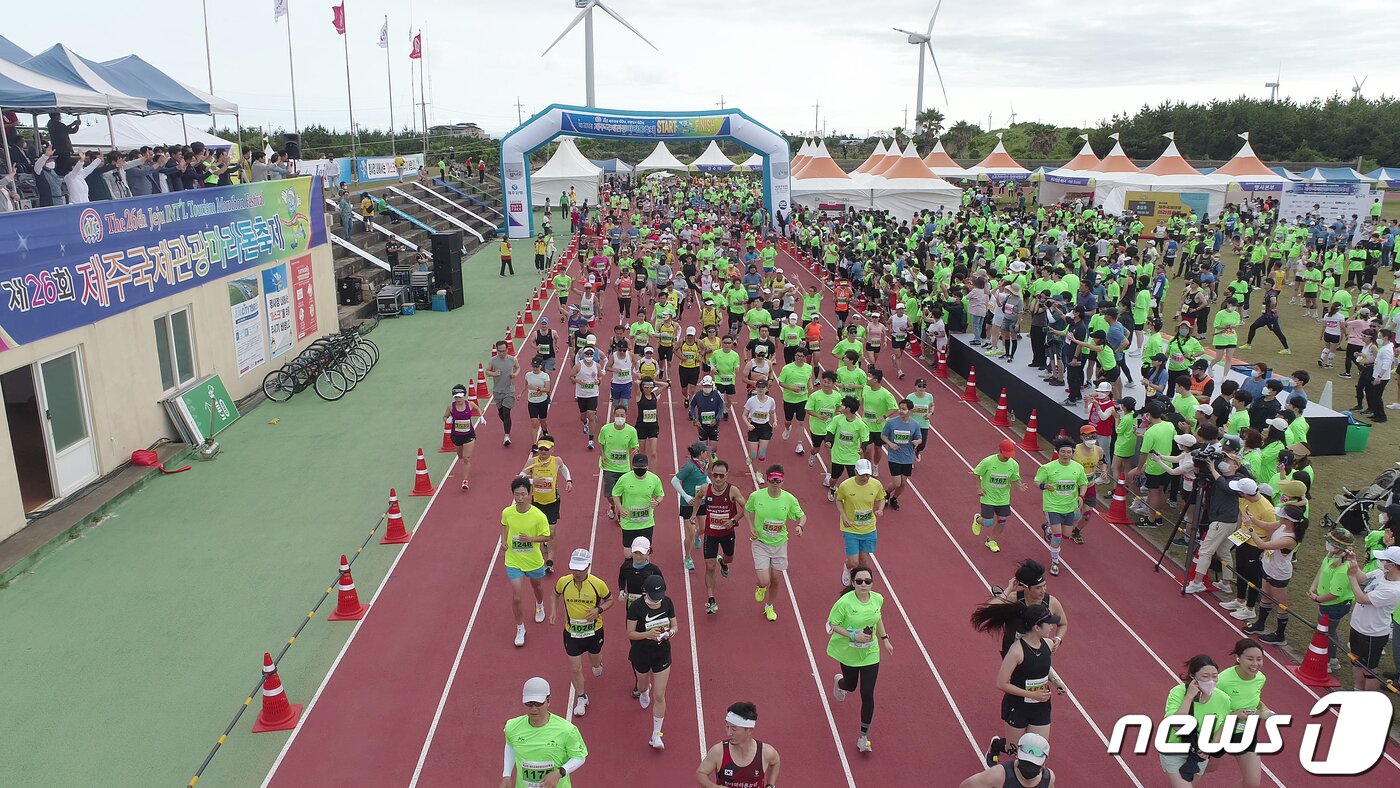 본문 이미지 - 19일 제주시 구좌종합운동장에서 제26회 제주국제관광마라톤축제가 열리고 있다.(제주도관광협회 제공)ⓒ 뉴스1