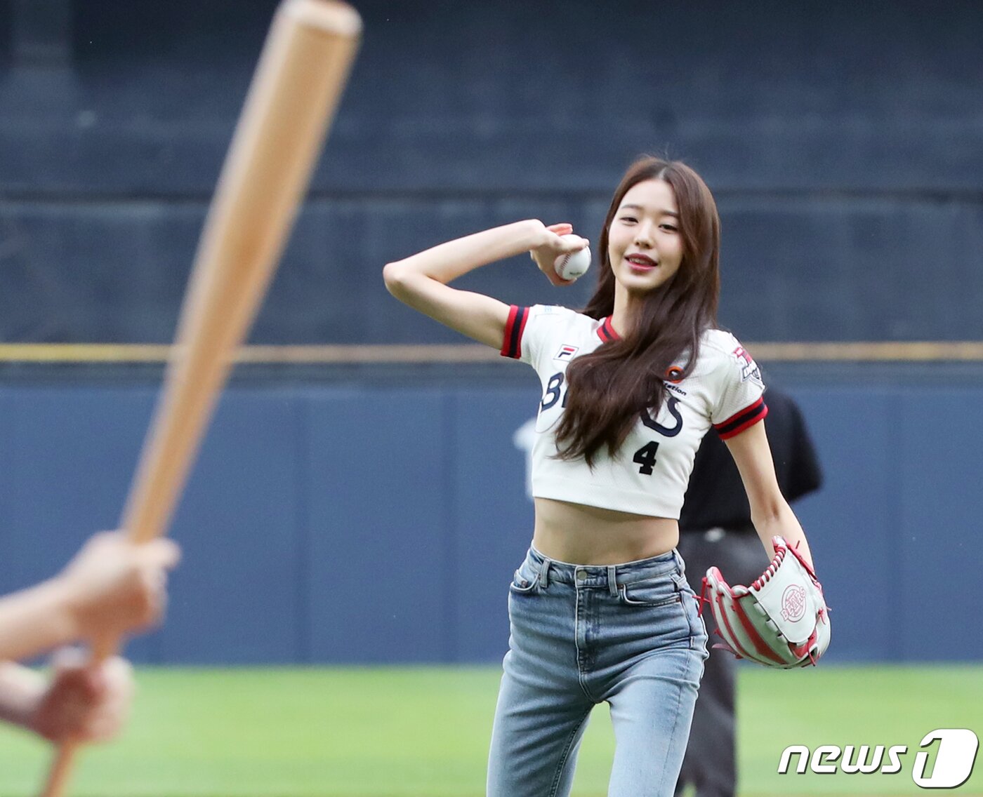 본문 이미지 - 걸그룹 &#39;아이브&#39; 장원영이 19일 서울 송파구 잠실야구장에서 열린 프로야구 &#39;2022 신한은행 SOL KBO리그&#39; kt위즈와 두산베어스의 경기에서 시구를 하고 있다. 2022.6.19/뉴스1 ⓒ News1 송원영 기자