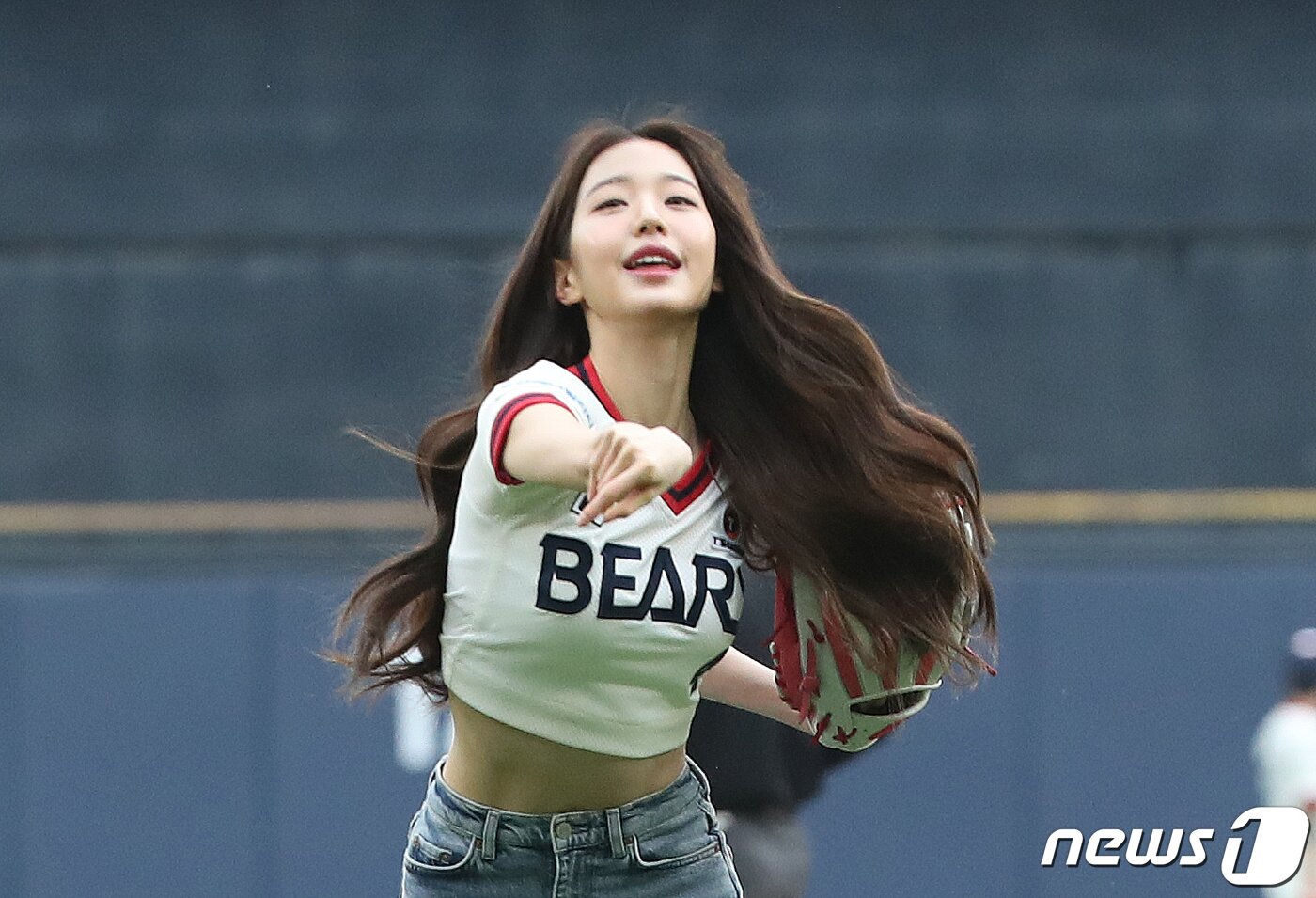 본문 이미지 - 걸그룹 &#39;아이브&#39; 장원영이 19일 서울 송파구 잠실야구장에서 열린 프로야구 &#39;2022 신한은행 SOL KBO리그&#39; kt위즈와 두산베어스의 경기에서 시구를 하고 있다. 2022.6.19/뉴스1 ⓒ News1 송원영 기자