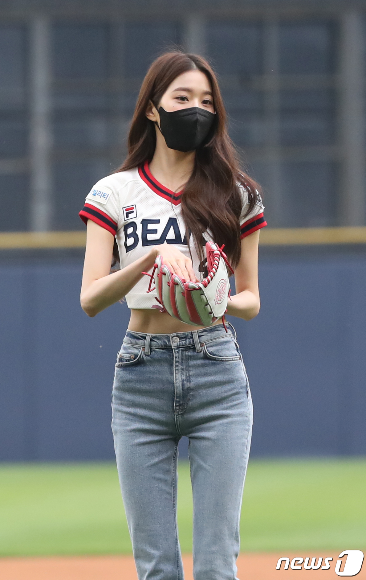 (서울=뉴스1) 송원영 기자 = 걸그룹 '아이브' 장원영이 19일 서울 송파구 잠실야구장에서 열린 프로야구 '2022 신한은행 SOL KBO리그' kt위즈와 두산베어스의 경기에서 …