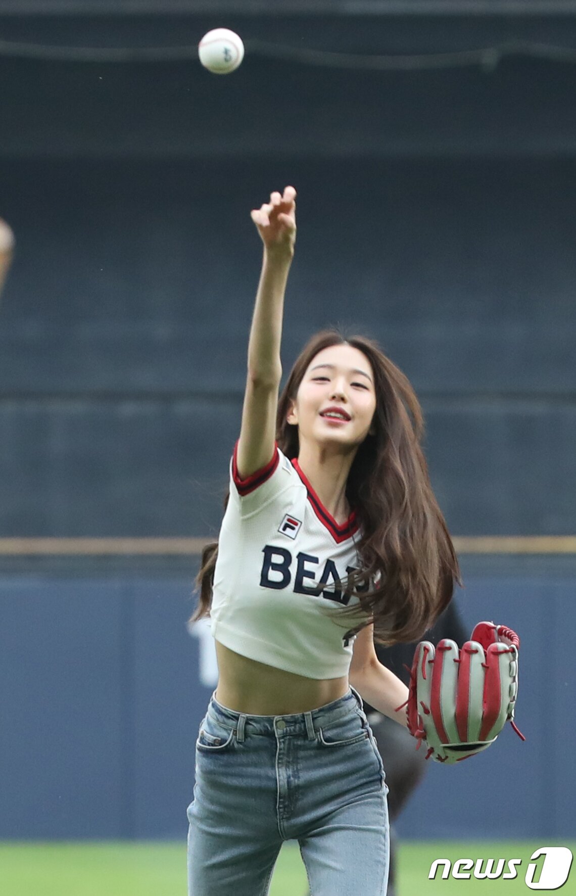 본문 이미지 - 걸그룹 &#39;아이브&#39; 장원영이 19일 서울 송파구 잠실야구장에서 열린 프로야구 &#39;2022 신한은행 SOL KBO리그&#39; kt위즈와 두산베어스의 경기에서 시구를 하고 있다. 2022.6.19/뉴스1 ⓒ News1 송원영 기자