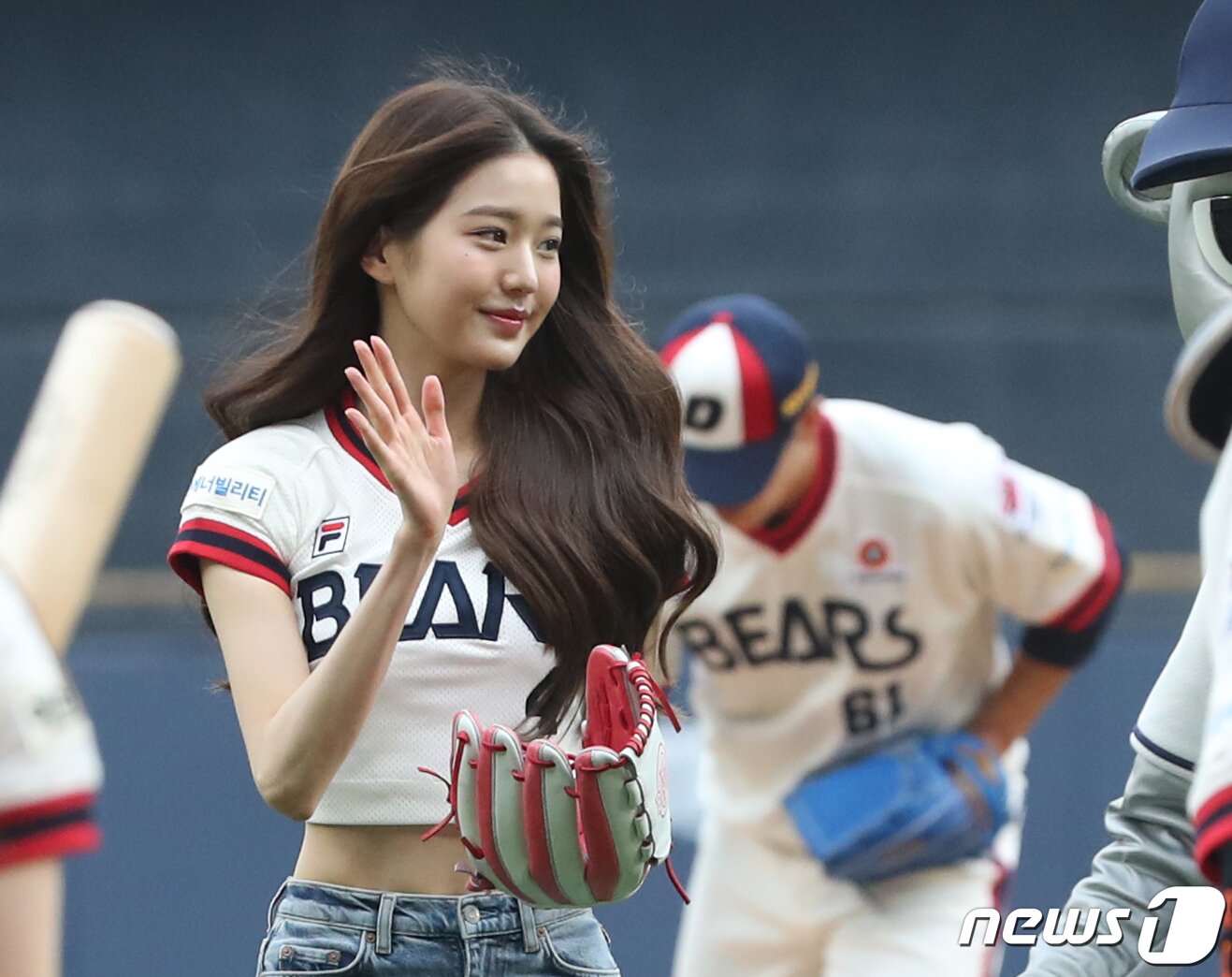 본문 이미지 - 걸그룹 &#39;아이브&#39; 장원영이 19일 서울 송파구 잠실야구장에서 열린 프로야구 &#39;2022 신한은행 SOL KBO리그&#39; kt위즈와 두산베어스의 경기에서 시구를 마치고 그라운드를 나오고 있다. 2022.6.19/뉴스1 ⓒ News1 송원영 기자