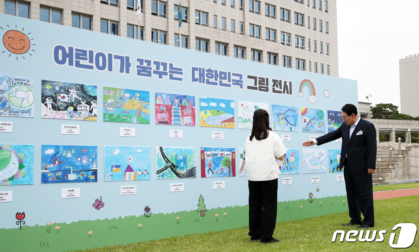 (서울=뉴스1) 오대일 기자 = 윤석열 대통령이 19일 오후 용산 대통령실 청사 앞 잔디마당에서 열린 대통령실 이전 기념 어린이·주민 초대 행사(부제: 안녕하세요! 새로 이사 온 …