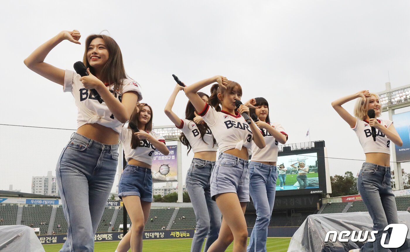 본문 이미지 - 걸그룹 &#39;아이브&#39; 가 19일 서울 송파구 잠실야구장에서 열린 프로야구 &#39;2022 신한은행 SOL KBO리그&#39; kt위즈와 두산베어스의 경기 클리닝타임에 특별공연을 하고 있다. 2022.6.19/뉴스1 ⓒ News1 송원영 기자