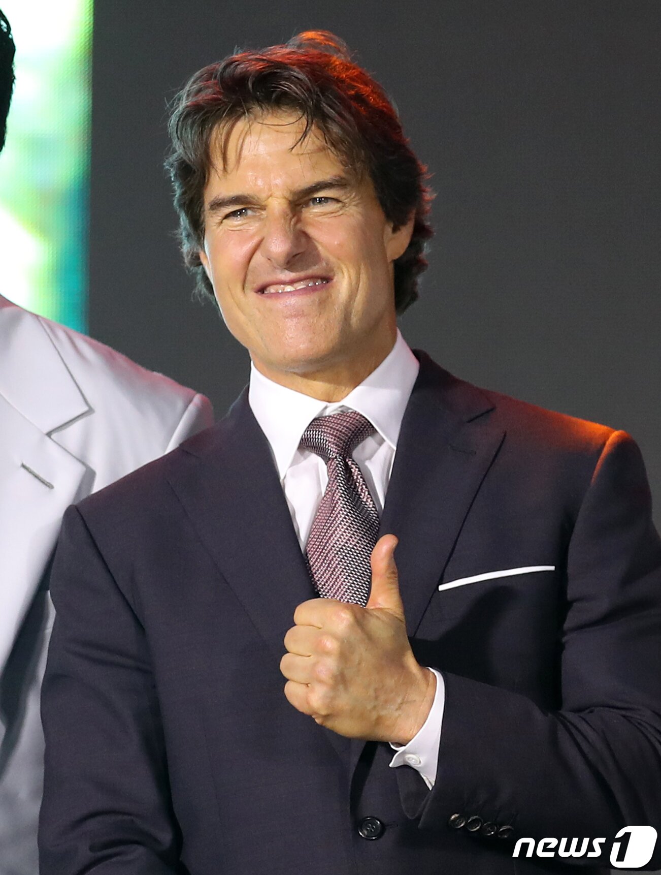 본문 이미지 - 헐리우드 배우 톰 크루즈가 19일 오후 서울 송파구 잠실 롯데월드타워에서 열린 영화 '탑건 : 매버릭'(감독 조셉 코신스키) 내한 레드카펫 행사에 참석해 팬들을 향해 엄지 손가락을 내밀고 있다. '탑건:매버릭'은 1986년에 나온 '탑건'의 후속작이다. 전설의 전투기 조종사 '매버릭' 피트 미첼 대령이 파일럿 교육 기관인 탑건의 교관으로 복귀하면서 벌어지는 이야기를 그린다. 크루즈와 함께 마일스 텔러, 제니퍼 코널리, 글렌 파월, 제이 엘리스 그렉 타잔 데이비스 등이 출연한다. 연출은 조셉 코신스키 감독이 맡았다. 2022.6.19/뉴스1 ⓒ News1 김진환 기자