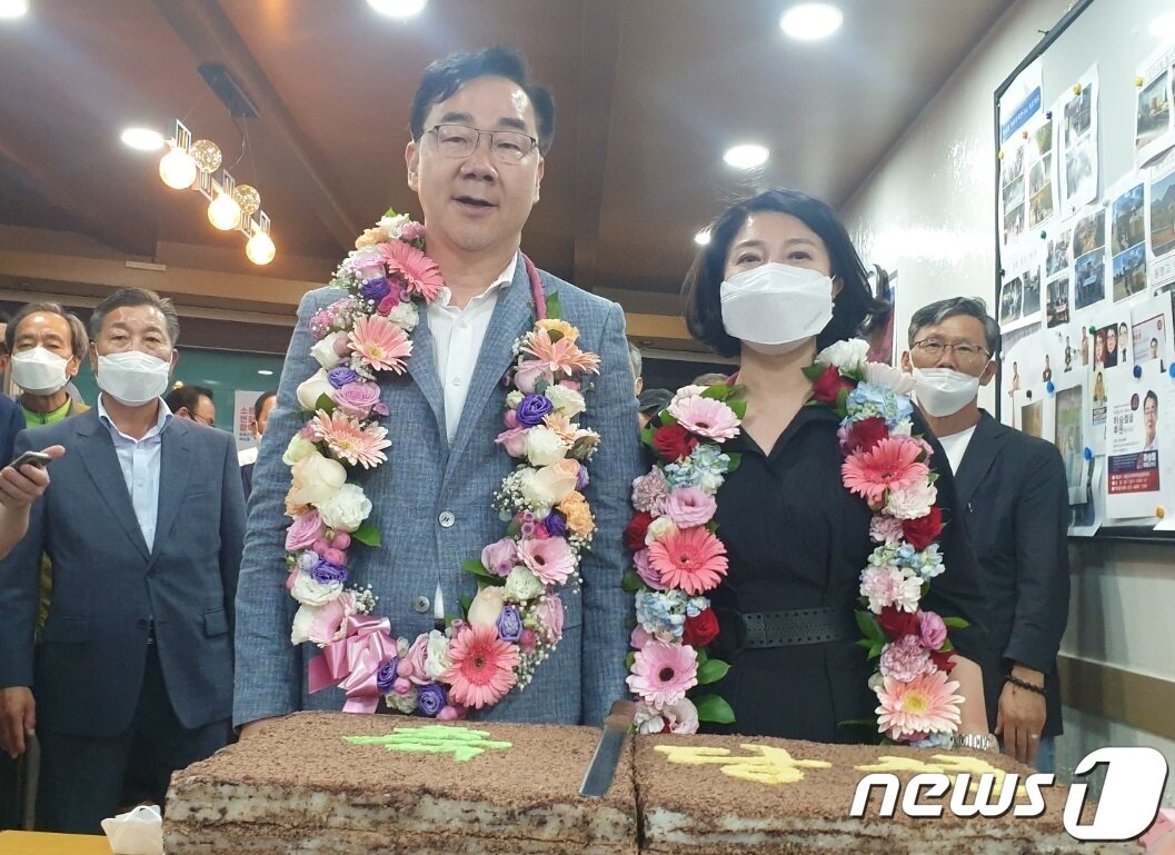 본문 이미지 - 하승철 하동군수 후보가 2일 당선이 유력시되자 선거사무소에서 지지자들과 자축하고 있다. 2022.6.2 ⓒ 뉴스1