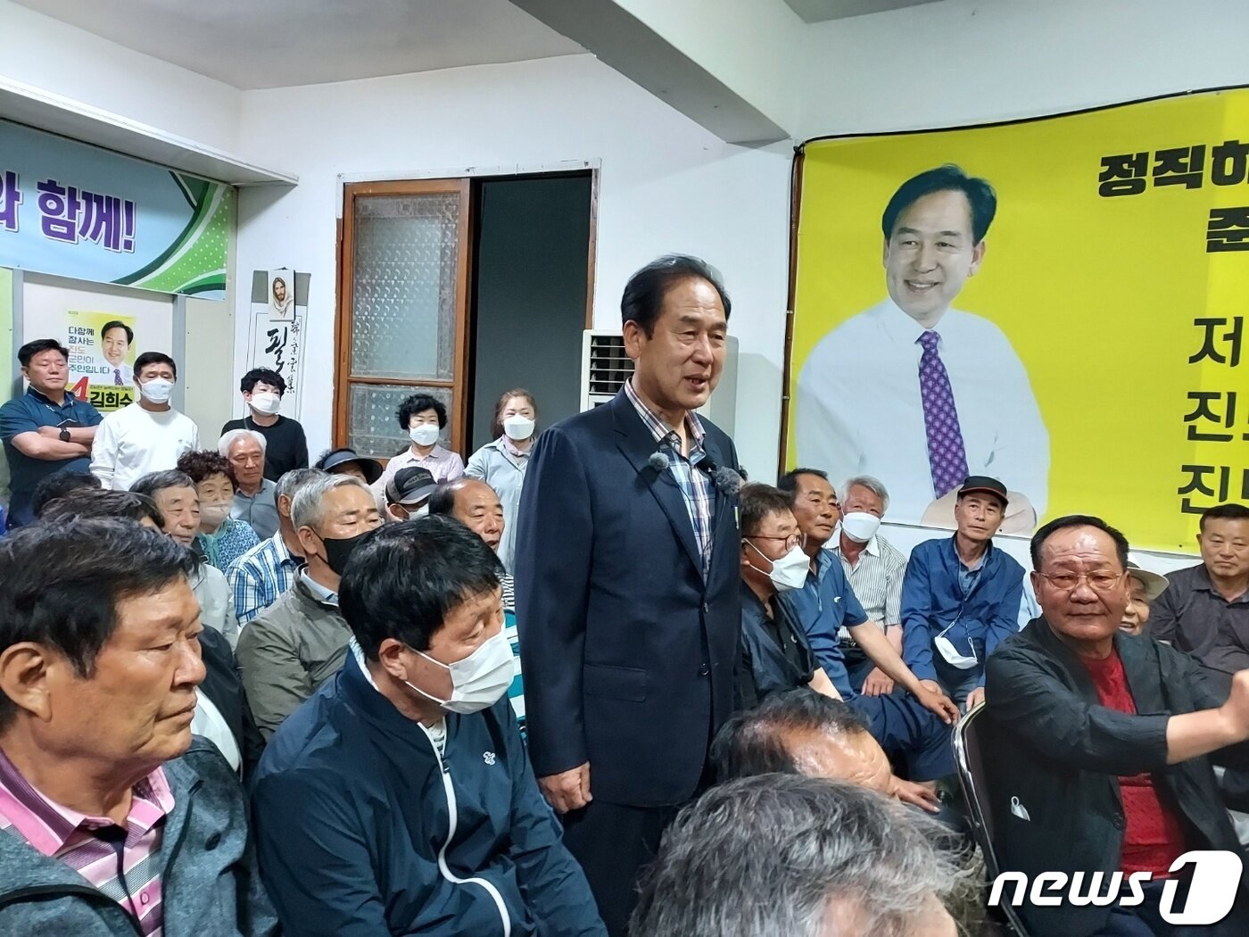 본문 이미지 - 김희수 무소속 전남 진도군수 후보가 2일 당선이 확실시되자 지지자들 사이에서 일어서 인사하고 있다.(김희수 후보 캠프 제공)2022.6.2/뉴스1 