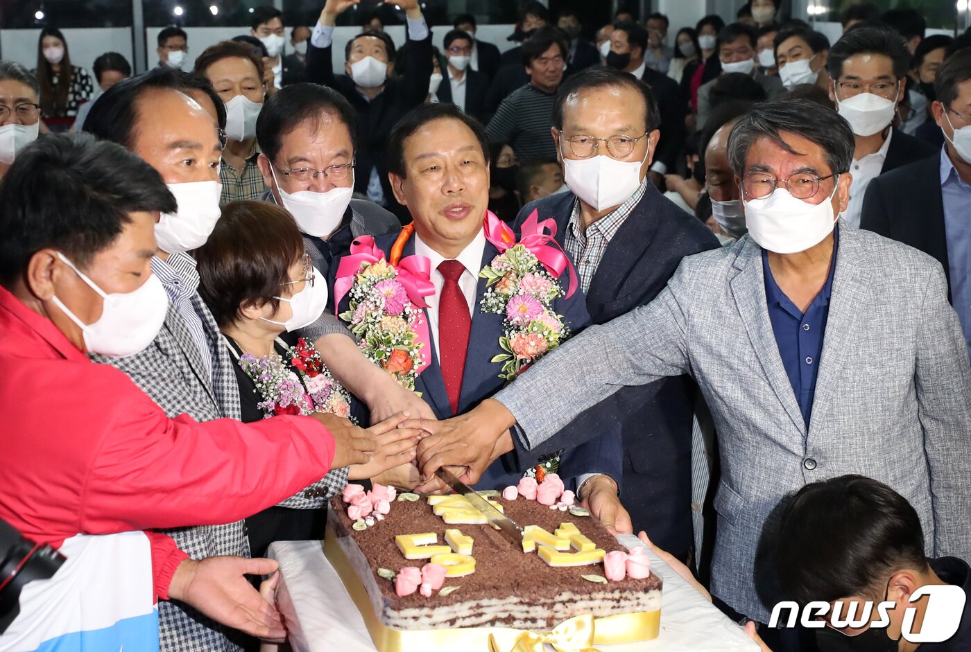 본문 이미지 - 최민호 국민의힘 세종시장 후보가 2일 세종시 선거사무소에서 제8회 전국동시지방선거에서 당선이 확정되며 지지자들의 축하속에 당선 축하 떡을 자르고 있다. 2022.6.2/뉴스1 ⓒ News1 김기남 기자