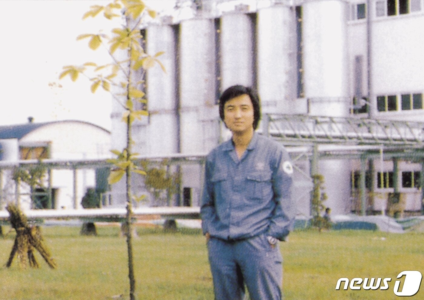 본문 이미지 - 6·1 지방선거에서 충북지사에 당선된 국민의힘 김영환 후보가 전기기술자로 일했을 당시 모습.(김영환 후보 선거사무소 제공).2022.6.2/ⓒ 뉴스1