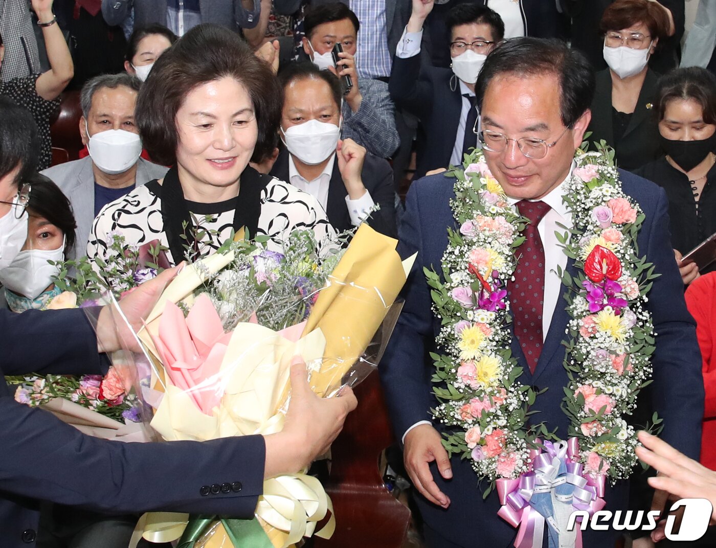 본문 이미지 - 하윤수 부산 교육감 후보 내외가 2일 부산시 부산진구 선거사무소에서 당선이 확실해지자 꽃목걸이를 하고 환호하고 있다. 2022.6.2/뉴스1 ⓒ News1 김영훈 기자