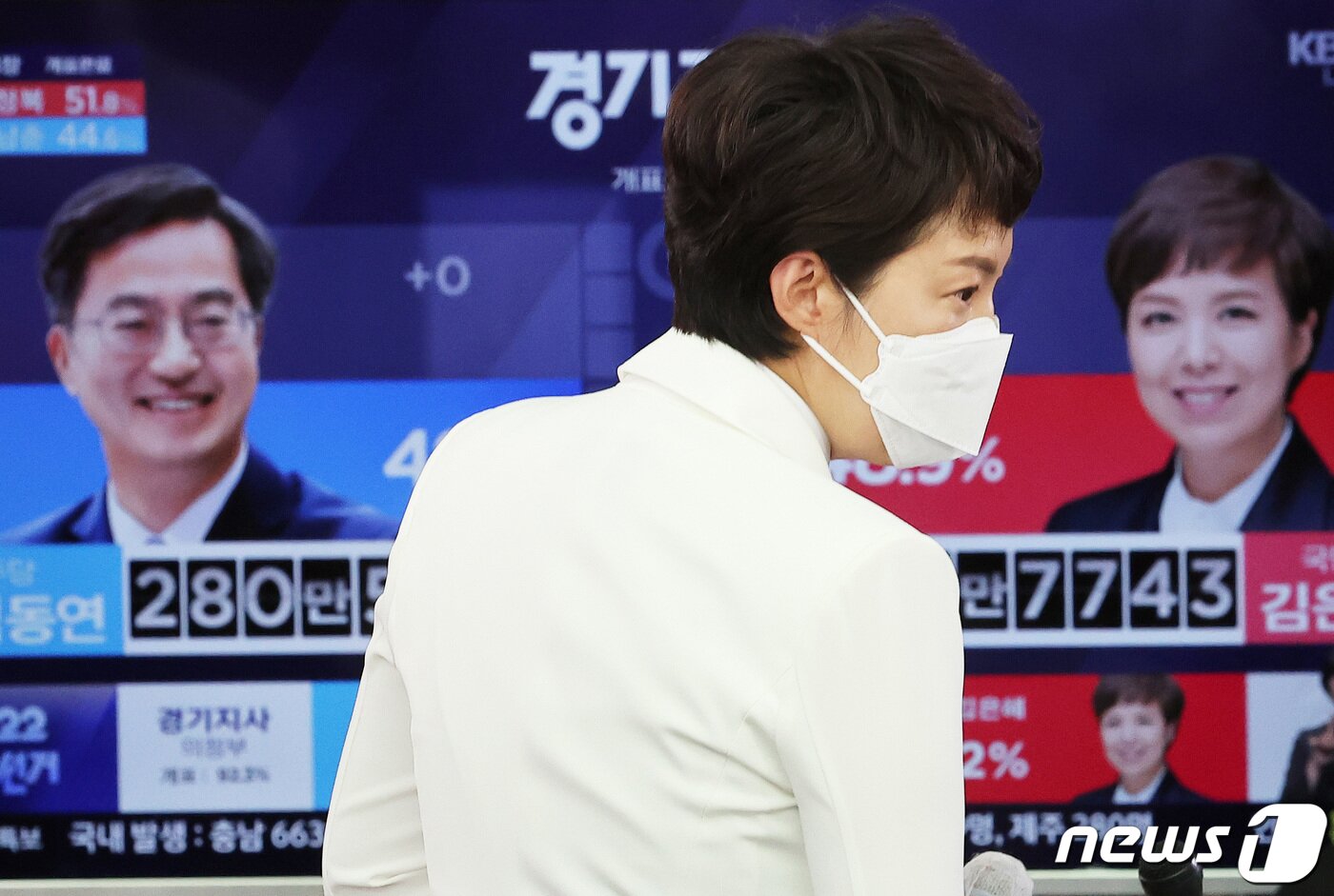 본문 이미지 - 김은혜 국민의힘 경기도지사 후보가 2일 오전 경기 수원시 장안구 국민의힘 경기도당에 마련된 선거사무소로 들어오고 있다. 2022.6.2/뉴스1 ⓒ News1 경기사진공동취재단