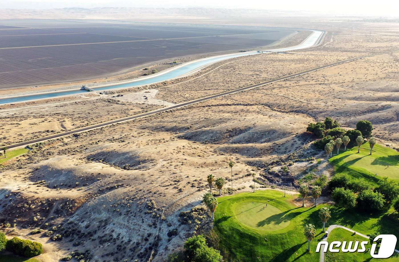 본문 이미지 - 지난달 4일(현지시간) 미국 캘리포니아주(州) 태프트 수도교의 모습. 남부 캘리포니아에서는 물 부족 비상사태가 선보됐으며, 1일부터 600만 명의 주민을 상대로 물 제한 조처가 시행된다. ⓒ AFP=뉴스1 ⓒ News1 김예슬 기자