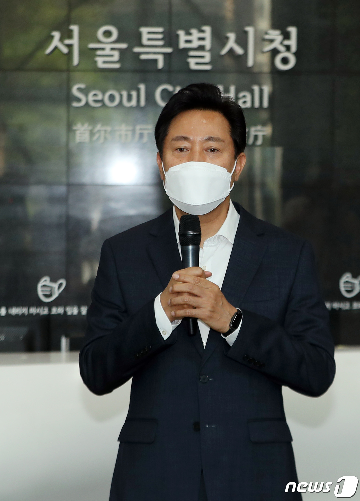(서울=뉴스1) 임세영 기자 = 4선 서울시장에 오른 오세훈 시장이 2일 시청 본관으로 출근하며 당선 소감을 전하고 있다. (공동취재) 2022.6.2/뉴스1