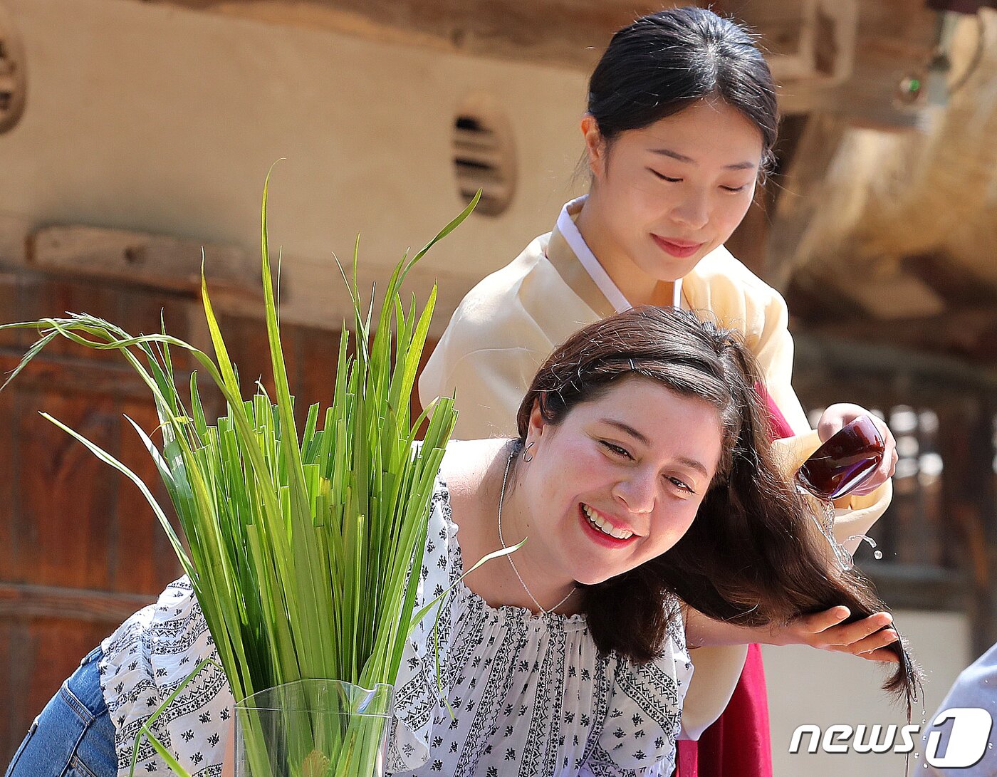 본문 이미지 - 절기상 단오(음력 5월 5일)를 하루 앞둔 2일 오전 서울 종로구 국립민속박물관 오촌댁에서 외국인이 창포물에 머리 감기 체험을 하고 있다. 2022.6.2/뉴스1 ⓒ News1 김진환 기자