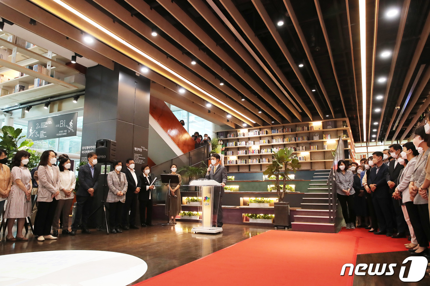 (서울=뉴스1) = 3선 구청장으로 당선된 정원오 성동구청장이 2일 서울 성동구청에서 당선 감사 인사말을 하고 있다.  (성동구청 제공) 2022.6.2/뉴스1