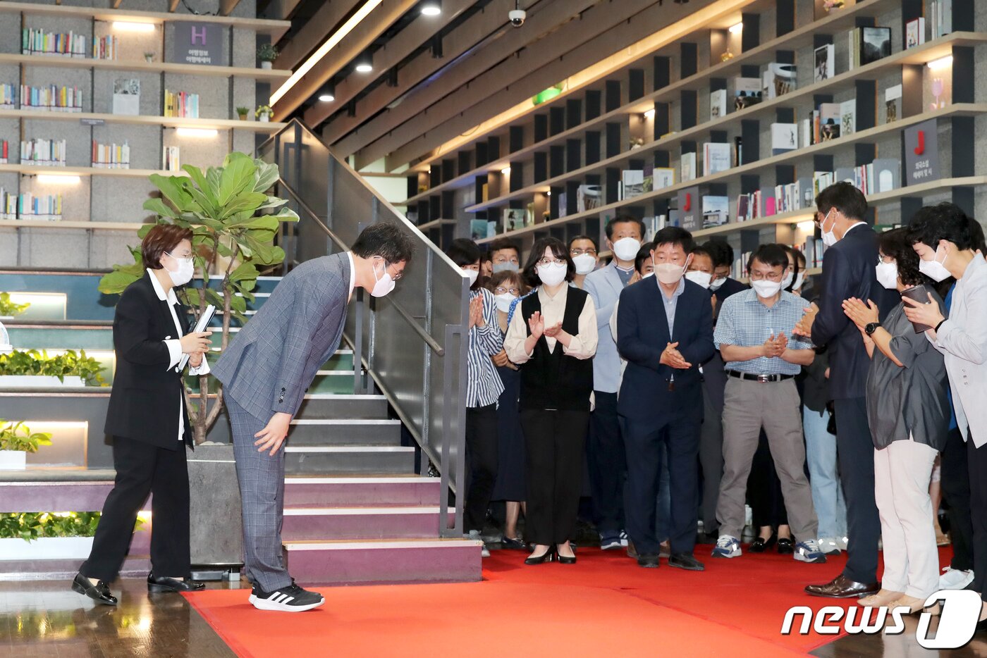 본문 이미지 - 3선 구청장으로 당선된 정원오 성동구청장이 지난 2일 서울 성동구청으로 출근하며 감사의 인사를 하고 있다. (성동구청 제공) 2022.6.2/뉴스1