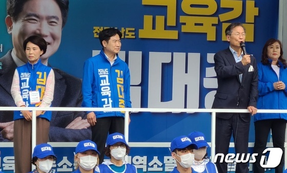 천정배 전 법무부장관(오른쪽 두번째)이 유세차에 올라 김대중 전남교육감 후보의 지지를 호소하고 있다.© 뉴스1