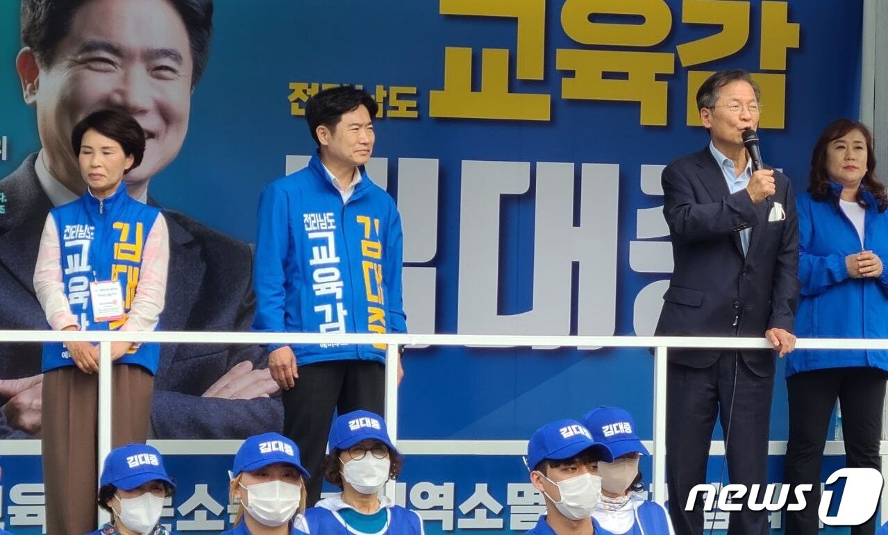 본문 이미지 - 천정배 전 법무부장관(오른쪽 두번째)이 유세차에 올라 김대중 전남교육감 후보의 지지를 호소하고 있다.ⓒ 뉴스1