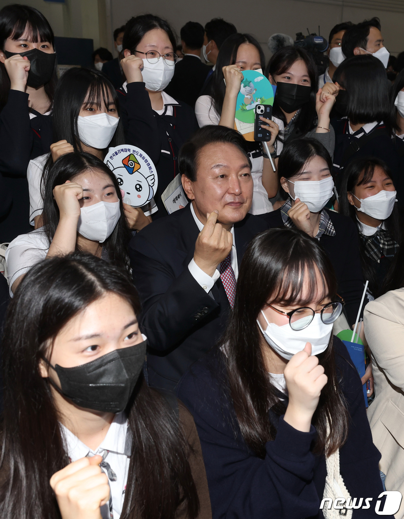 (고양=뉴스1) 안은나 기자 = 윤석열 대통령이 2일 경기 고양 일산서구 킨텍스에서 열린 2022 대한민국 고졸 인재 채용엑스포에서 신한은행 부스를 찾아 모의면접에 참가한 학생들과 …