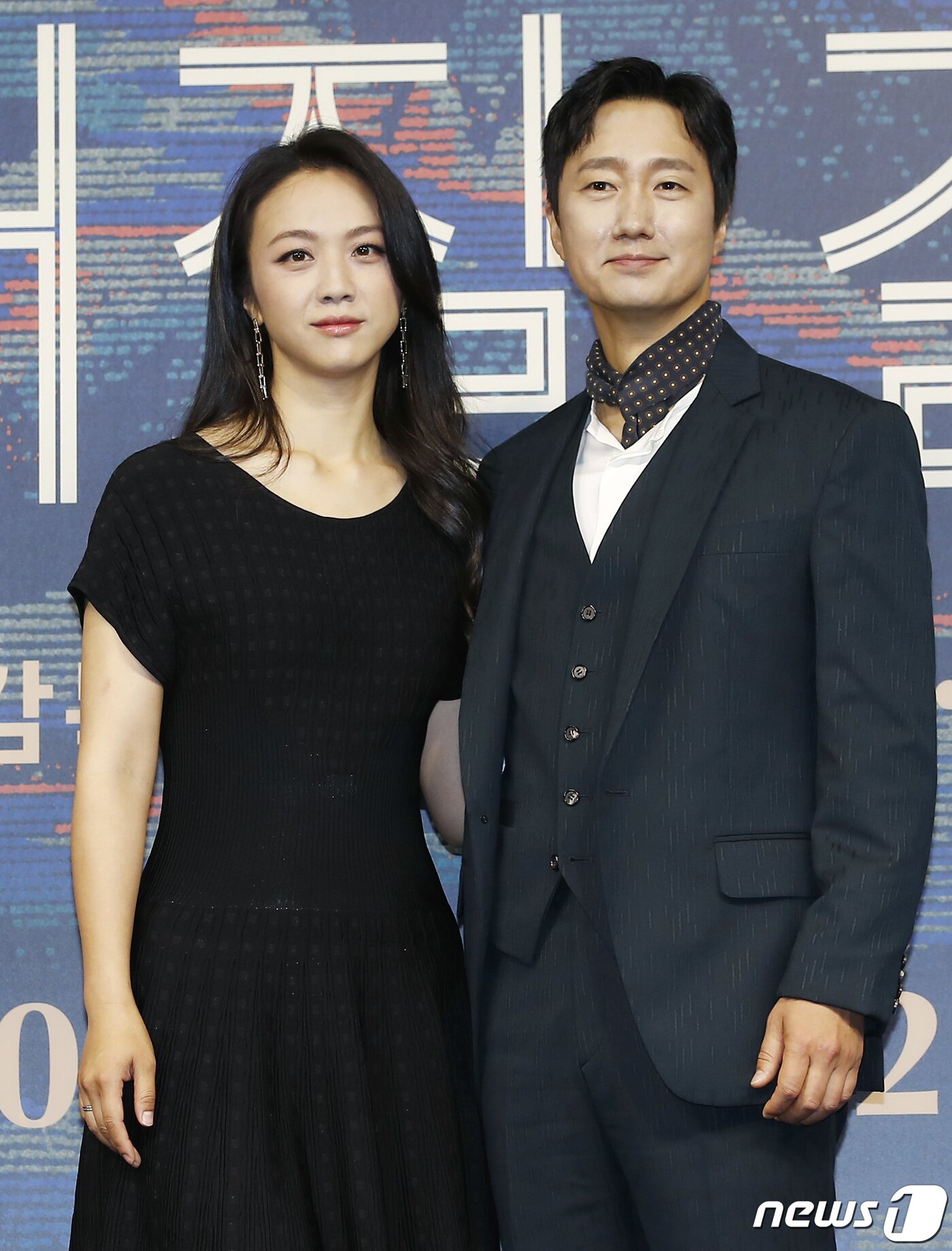 본문 이미지 - 배우 탕웨이와 박해일(오른쪽)이 2일 서울 동대문구 JW 메리어트 동대문 스퀘어 서울에서 열린 영화 ‘헤어질 결심’ 제작발표회에서 포즈를 취하고 있다. '‘헤어질 결심'은 산에서 벌어진 변사 사건을 수사하게 된 형사 해준(박해일 분)이 사망자의 아내 서래(탕웨이 분)를 만나 의심과 관심을 동시에 느끼며 시작되는 이야기를 그린 작품이다. 박찬욱 감독은 이 영화로 한국인으로는 '취화선'의 임권택 감독 이후 20년 만에 감독상을 받았다. 2022.6.2/뉴스1 ⓒ News1 권현진 기자