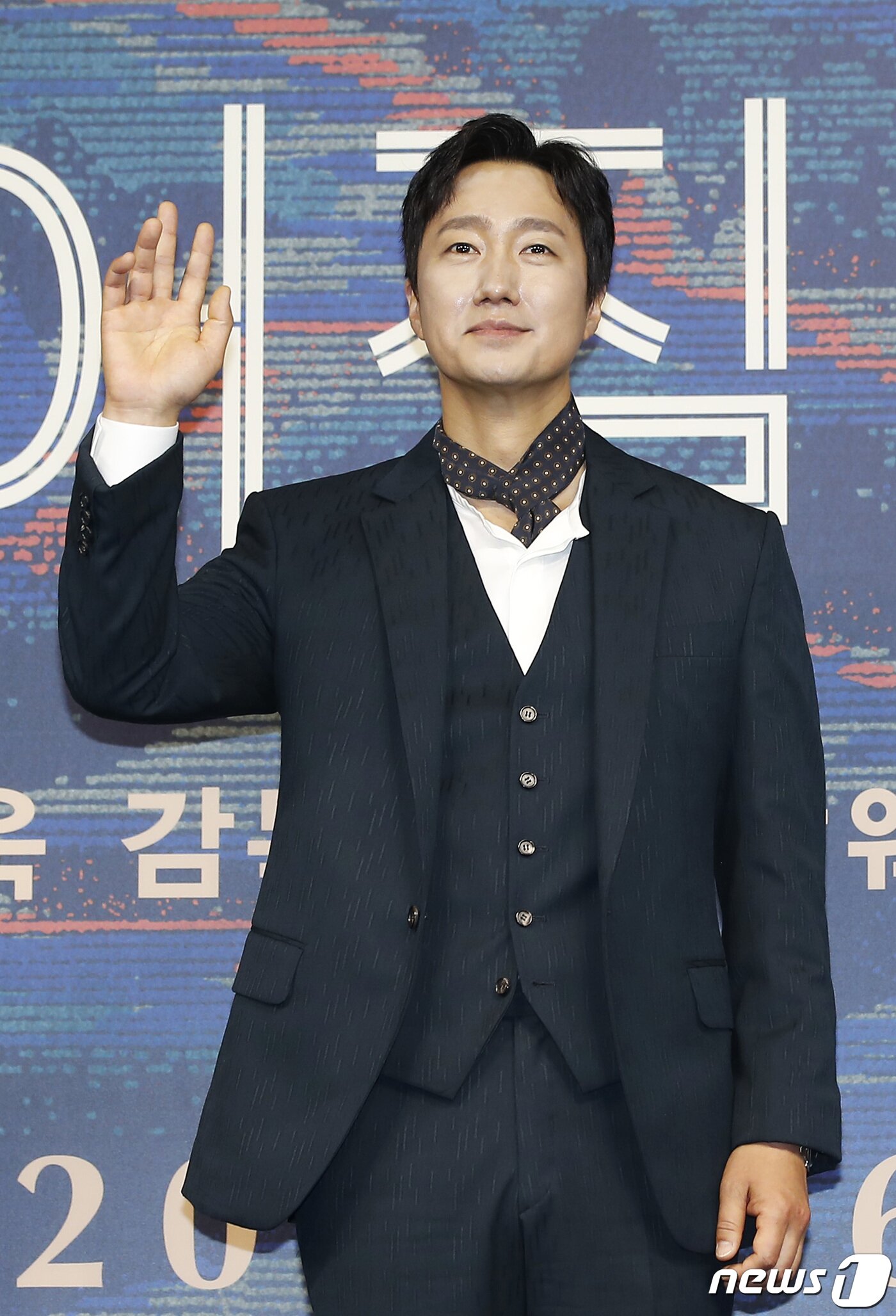 본문 이미지 - 배우 박해일이 2일 서울 동대문구 JW 메리어트 동대문 스퀘어 서울에서 열린 영화 ‘헤어질 결심’ 제작발표회에서 포즈를 취하고 있다. '‘헤어질 결심'은 산에서 벌어진 변사 사건을 수사하게 된 형사 해준(박해일 분)이 사망자의 아내 서래(탕웨이 분)를 만나 의심과 관심을 동시에 느끼며 시작되는 이야기를 그린 작품이다. 박찬욱 감독은 이 영화로 한국인으로는 '취화선'의 임권택 감독 이후 20년 만에 감독상을 받았다. 2022.6.2/뉴스1 ⓒ News1 권현진 기자