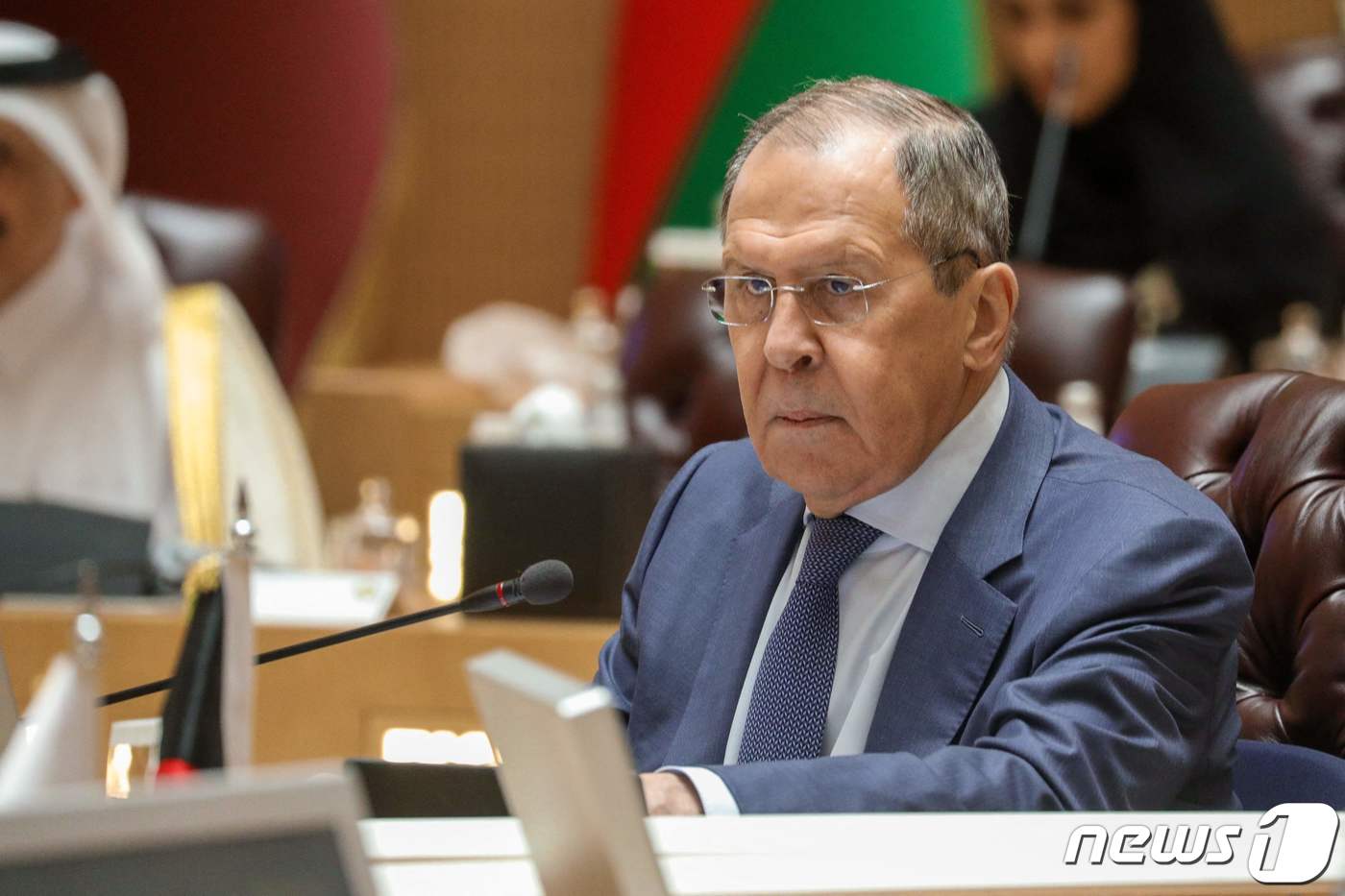 (리야드 AFP=뉴스1) 우동명 기자 = 세르게이 라브로프 러시아 외무장관이 1일 (현지시간) 사우디아라비아 리야드에서 열린 걸프협력회의(GCC)에 참석을 하고 있다.ⓒ AFP=뉴 …