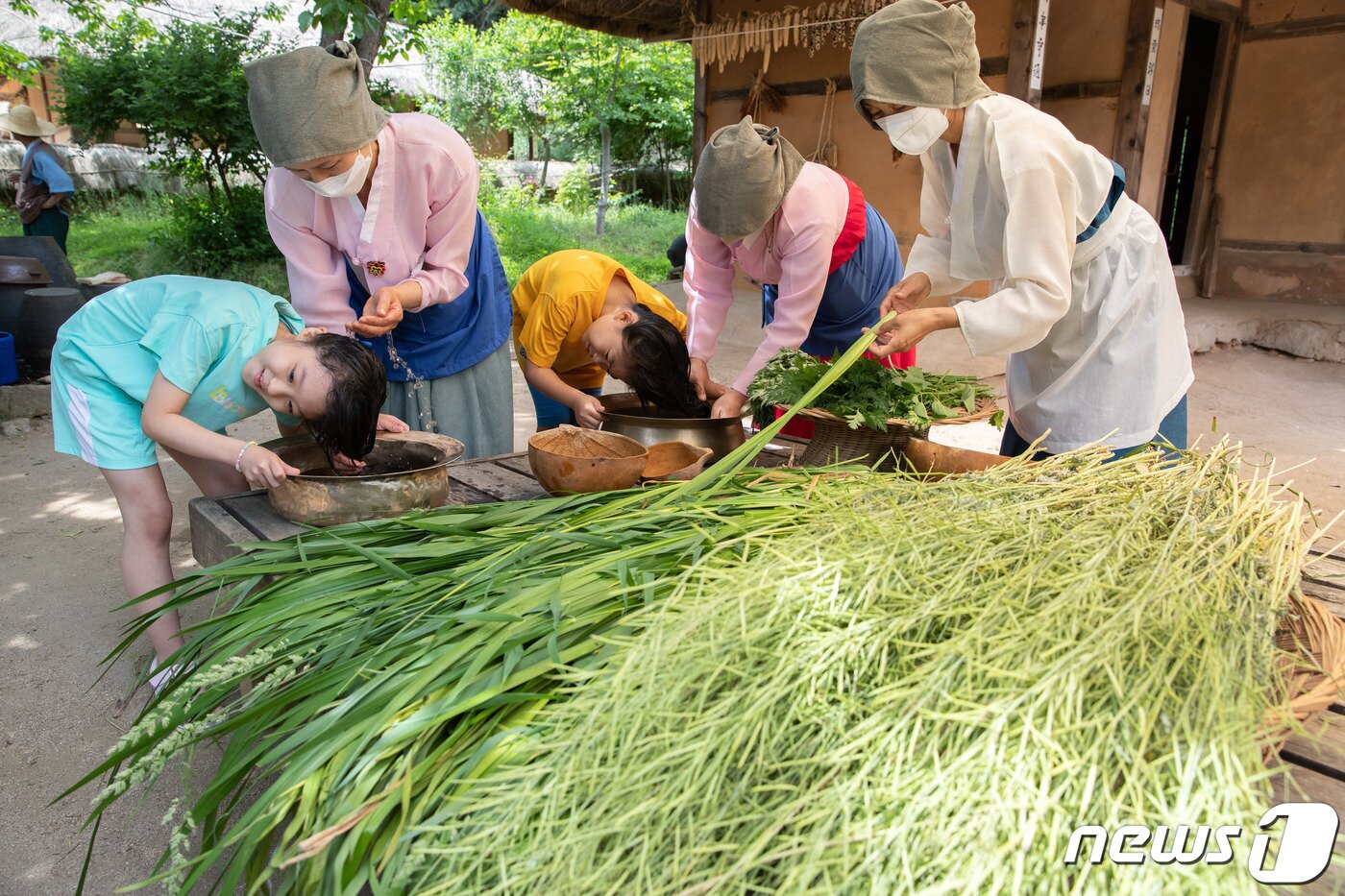 본문 이미지 - 단오를 하루 앞둔 2일 오후 경기도 용인시 기흥구 한국민속촌을 찾은 어린이들이 창포물에 머리 감기 체험을 하고 있다. 2022.6.2/뉴스1 ⓒ News1 이재명 기자