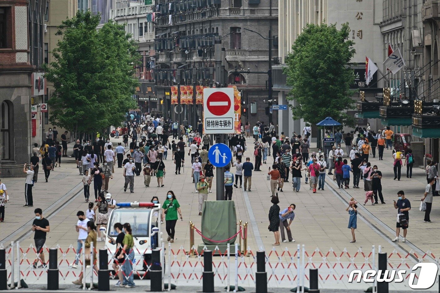 본문 이미지 - 2달간 이어지던 락다운(봉쇄)가 풀린 1일(현지시간) 중국 상하이 황푸 지역에서 보행자들이 자유롭게 걷고 있다. ⓒ AFP=뉴스1 ⓒ News1 김예슬 기자
